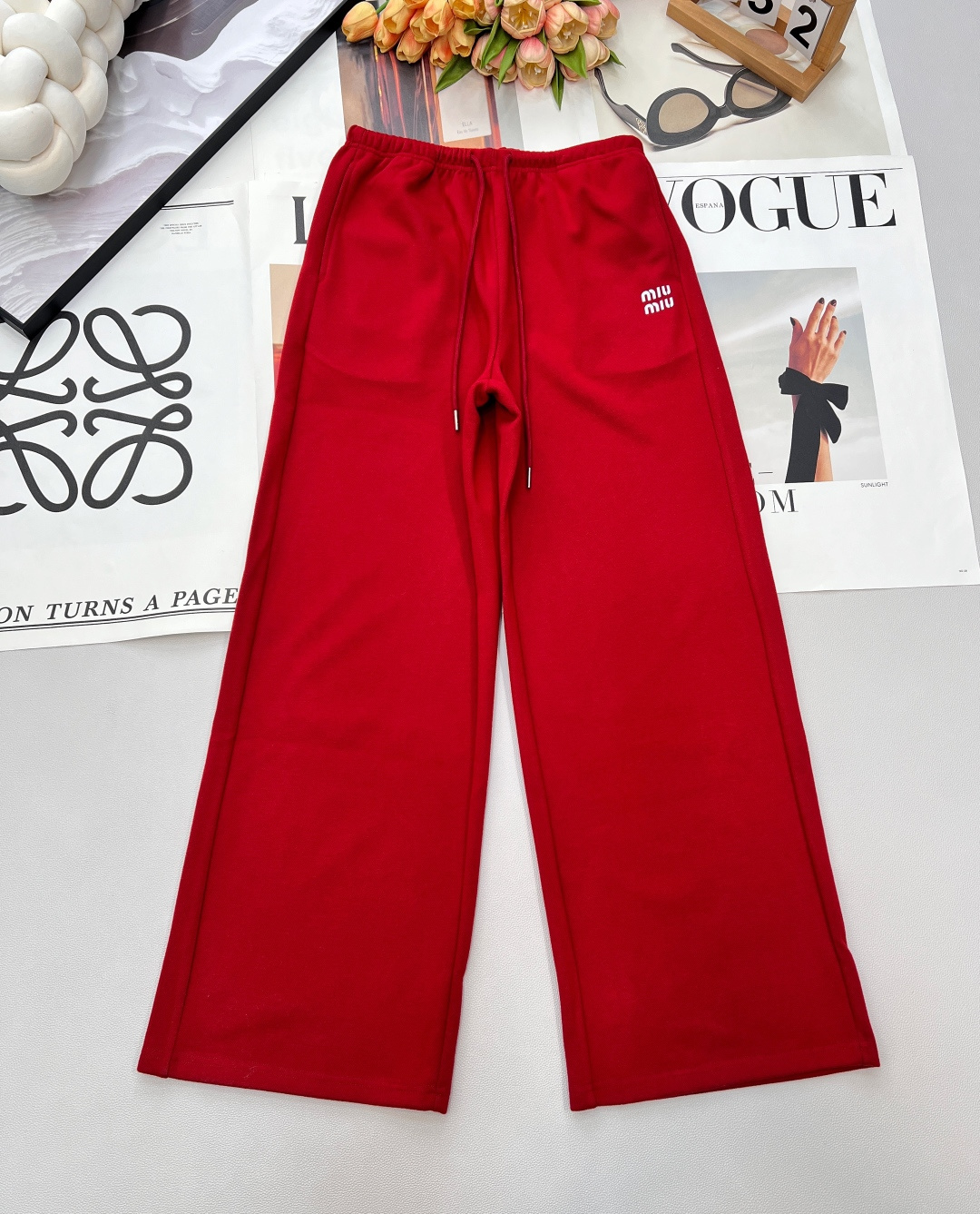 NO:686942,5SSmiumiu autumn and winter new wide-leg sports pants with letter embroidery and logo. The classic and fashionable elastic waist with letter embroidery logo design is more eye-catching. The pockets on both sides are decorated with silhouette design. The upper body is a veritable leg essence. The length of the floor-length pants has a medium-high waist and straight version. It instantly divides the legs according to the golden ratio, covering the flesh and making you look slimmer. You can also have a 1.8 meter long leg when wearing it!  The loose fit is very tolerant and you don’t have to choose who to wear it. The New Year’s red is versatile and fashionable. You don’t have to choose a match. Simply match it with a winter must-have!  Both warm and fashionable ~ Complete three standards, large quantities shipped, size sml code, miumiu, gold,198609095SSmiumiu秋冬新款字母刺绣logo阔腿运动卫裤 ,经典时尚的松紧腰字母绣花logo设计更加吸睛.两侧口袋装饰廓型设计 上身就是名副其实的腿精 拖地裤的裤长中高腰直筒的版型 瞬间把腿部按黄金比例分割了,遮肉又显瘦 形身材穿上也能拥有一米八大长腿即视感！ 宽松版型 包容性好不挑人穿,新年红色百搭又时髦 不挑搭配,简单的搭配一件冬季必备！既保暖又时尚～ 三标齐全,大货出 尺码sml 编码,,miumiu,gold,,Women's clothing