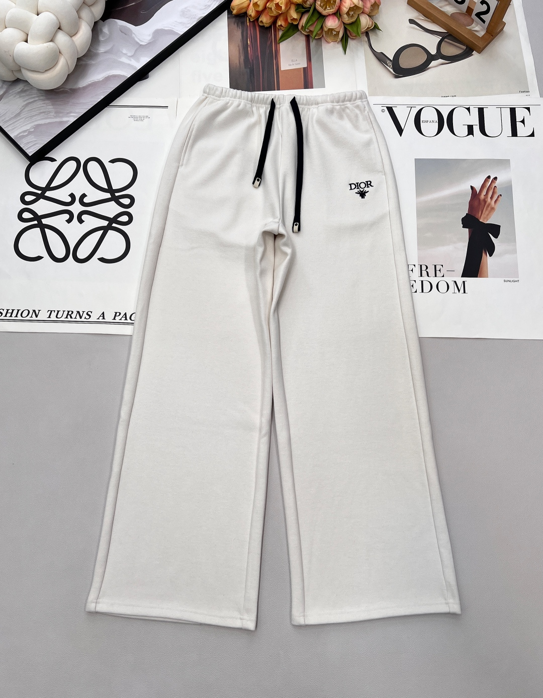 NO:686936,2025 SSDIOR autumn and winter new wide-leg sports pants with letter embroidery and logo. The classic and fashionable elastic waist letter embroidery logo design is more eye-catching. The pockets on both sides are decorated with silhouette design. The upper body is a veritable leg essence. The length of the floor-length pants has a medium-high waist and straight version. It instantly divides the legs according to the golden ratio, covering the flesh and making you look slimmer. You can also have a long leg of 1.8 meters when wearing it!  The loose fit is very tolerant, so you don’t have to choose who to wear it. The basic white, navy, blue, and red colors are versatile and fashionable. You don’t have to choose a match, just pair it with a winter must-have!  Both warm and fashionable ~ Complete with three standards, three colors, size, sml code, dior, gold,198609092025SSDIOR秋冬新款字母刺绣logo阔腿运动卫裤 ,经典时尚的松紧腰字母绣花logo设计更加吸睛.两侧口袋装饰廓型设计 上身就是名副其实的腿精 拖地裤的裤长中高腰直筒的版型 瞬间把腿部按黄金比例分割了,遮肉又显瘦 形身材穿上也能拥有一米八大长腿即视感！ 宽松版型 包容性好不挑人穿,基础白藏蓝色色红色百搭又时髦 不挑搭配,简单的搭配一件冬季必备！既保暖又时尚～ 三标齐全,三色出 尺码sml 编码,,dior,gold,,Women's clothing