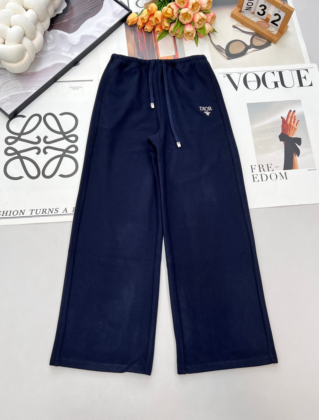 NO:686931,2025 SSDIOR autumn and winter new wide-leg sports pants with letter embroidery and logo. The classic and fashionable elastic waist letter embroidery logo design is more eye-catching. The pockets on both sides are decorated with silhouette design. The upper body is a veritable leg essence. The length of the floor-length pants has a medium-high waist and straight version. It instantly divides the legs according to the golden ratio, covering the flesh and making you look slimmer. You can also have a long leg of 1.8 meters when wearing it!  The loose fit is very tolerant, so you don’t have to choose who to wear it. The basic white, navy, blue, and red colors are versatile and fashionable. You don’t have to choose a match, just pair it with a winter must-have!  It is both warm and fashionable ~ Complete with three standards and three colors. Sizes are sml, dior, gold,198609092025SSDIOR秋冬新款字母刺绣logo阔腿运动卫裤 ,经典时尚的松紧腰字母绣花logo设计更加吸睛.两侧口袋装饰廓型设计 上身就是名副其实的腿精 拖地裤的裤长中高腰直筒的版型 瞬间把腿部按黄金比例分割了,遮肉又显瘦 形身材穿上也能拥有一米八大长腿即视感！ 宽松版型 包容性好不挑人穿,基础白藏蓝色色红色百搭又时髦 不挑搭配,简单的搭配一件冬季必备！既保暖又时尚～ 三标齐全,三色出 尺码sml 编,,dior,gold,,Women's clothing