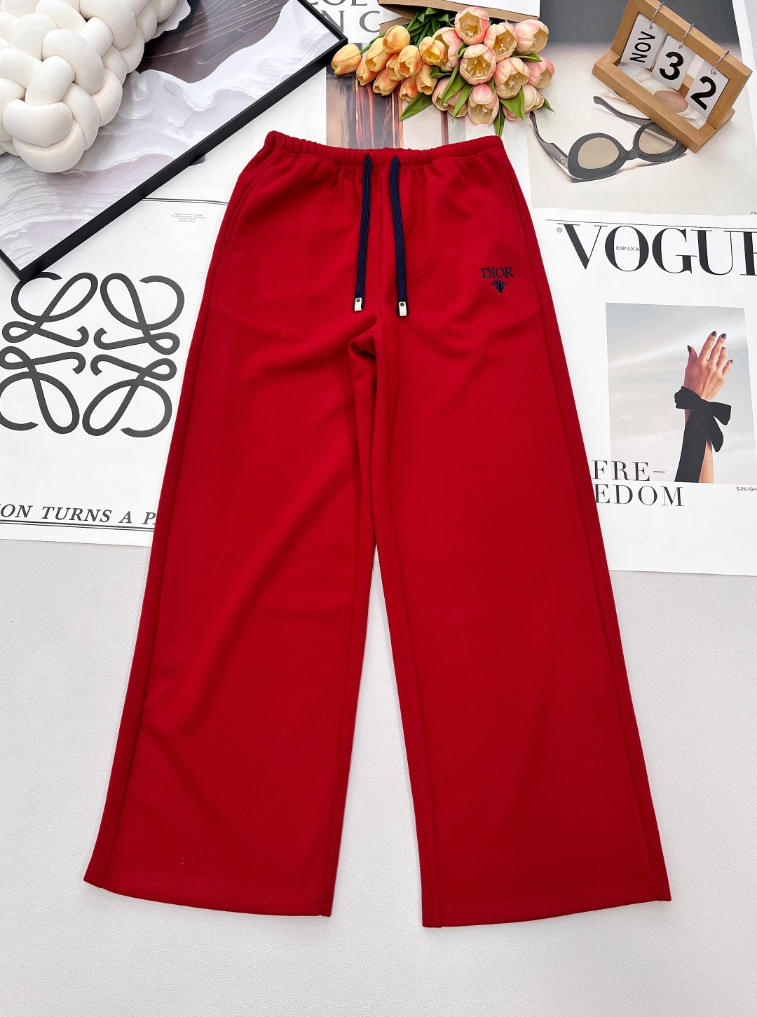 NO:686924,2025 SSDIOR autumn and winter new wide-leg sports pants with letter embroidery and logo. The classic and fashionable elastic waist letter embroidery logo design is more eye-catching. The pockets on both sides are decorated with silhouette design. The upper body is a veritable leg essence. The length of the floor-length pants has a medium-high waist and straight version. It instantly divides the legs according to the golden ratio, covering the flesh and making you look slimmer. You can also have a long leg of 1.8 meters when wearing it!  The loose fit is very tolerant, so you don’t have to choose who to wear it. The basic white, navy, blue, and red colors are versatile and fashionable. You don’t have to choose a match, just pair it with a winter must-have!  It is both warm and fashionable~ Complete with three standards and three colors. Size SML code D, dior, gold,198609092025SSDIOR秋冬新款字母刺绣logo阔腿运动卫裤 ,经典时尚的松紧腰字母绣花logo设计更加吸睛.两侧口袋装饰廓型设计 上身就是名副其实的腿精 拖地裤的裤长中高腰直筒的版型 瞬间把腿部按黄金比例分割了,遮肉又显瘦 形身材穿上也能拥有一米八大长腿即视感！ 宽松版型 包容性好不挑人穿,基础白藏蓝色色红色百搭又时髦 不挑搭配,简单的搭配一件冬季必备！既保暖又时尚～ 三标齐全,三色出 尺码sml 编码D,,dior,gold,,Women's clothing