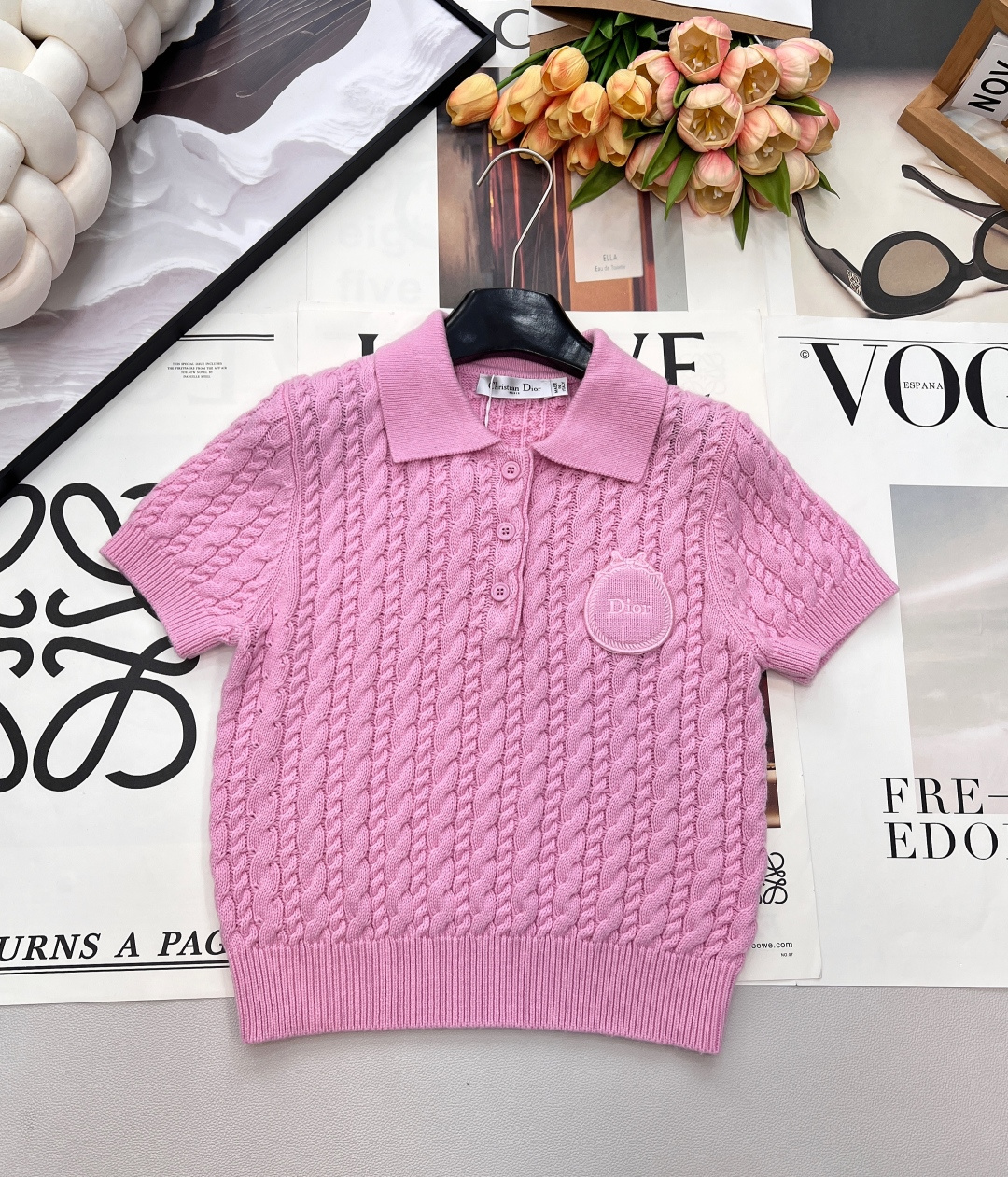 NO:686921,Dior2026 new lapel twist knitted short sleeves, custom YB cashmere yarn weaving, high-end texture, comfortable and soft, lapel knitted short sleeves cut, all-over plain color, versatile and durable, half placket buttons, with vertical twist crochet texture Unilateral chest letter logo, whole body threaded hemming, easily highlighting the perfect texture of details, exquisite and stylish, age-reducing western style, playful and college-like style. Customized surface accessories Look for the version  High version!  Complete three standards, two colors, size sml code D, dior, T-shirt,19860909Dior2026新款翻领麻花针织短袖,定制YB羊绒纱线织造,质感高级,舒适柔软,翻领针织短袖剪裁,通体素色百搭耐看,半开襟纽扣,配合竖列麻花钩织肌理单侧胸口字母徽标,大身通体螺纹包边,轻松突出满分细节质感,精致有格调,穿搭减龄洋气,风格俏皮学院感十足.定制面辅料 认准版本 高版本 ！三标齐全,两色出 尺码sml 编码D,,dior,T-shirt,,Women's clothing