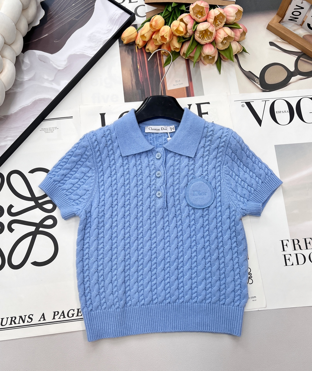 NO:686946,Dior2026 new lapel twist knitted short sleeves, custom YB cashmere yarn weaving, high-end texture, comfortable and soft, lapel knitted short sleeves cut, all-over plain color, versatile and durable, half placket buttons, with vertical twist crochet texture Unilateral chest letter logo, whole body threaded hemming, easily highlighting the perfect texture of details, exquisite and stylish, age-reducing western style, playful and college-like style. Customized surface accessories Look for the version  High version!  Complete three standards, two colors, size sml code D, dior, T-shirt,19860909Dior2026新款翻领麻花针织短袖,定制YB羊绒纱线织造,质感高级,舒适柔软,翻领针织短袖剪裁,通体素色百搭耐看,半开襟纽扣,配合竖列麻花钩织肌理单侧胸口字母徽标,大身通体螺纹包边,轻松突出满分细节质感,精致有格调,穿搭减龄洋气,风格俏皮学院感十足.定制面辅料 认准版本 高版本 ！三标齐全,两色出 尺码sml 编码D,,dior,T-shirt,,Women's clothing