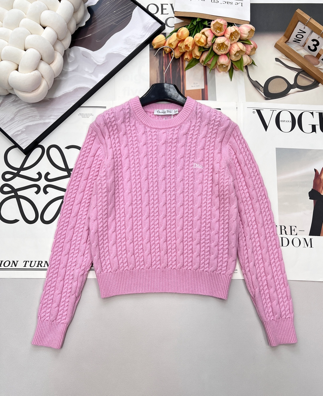 NO:686940,Dior2026 new twist vertical stripe knitted pullover sweater  Weaved with custom YB cashmere yarn, it is comfortable to wear and full of texture. The round-neck loose pullover sweater is cut, and the whole body is decorated with vertical pit threads. The whole body is arranged in a dense twisted twist crochet pattern in a vertical arrangement. The concave and convex texture is full of texture. The stripes form a visual sense with the vertical column trend. It looks slimmer and has a more academic temperament. The CD letter logo on the chest is decorated, and it can be worn with pants or skirts to make the outfit more youthful and fashionable. Customized surface accessories  Look for the correct version, complete with three standards, two colors, size sml code D, dior, skirts, sweaters,19860909Dior2026新款麻花竖条纹针织套头毛衣 定制YB羊绒纱线织造,穿搭舒适,质感十足,圆领宽松套头毛衣裁剪,通体包边饰以竖坑条螺纹,大身竖排列分布疏密绞花麻花钩织图案造型,凹凸纹理感十足,配合竖列走势形成条纹即视感,视觉更显瘦,更具学院文艺气质,胸口CD字母徽标装点,搭配裤子或短裙都让穿搭更减龄洋气.定制面辅料 认准版本,三标齐全,两色出 尺码sml 编码D,,dior,skirts,sweaters,,Women's clothing