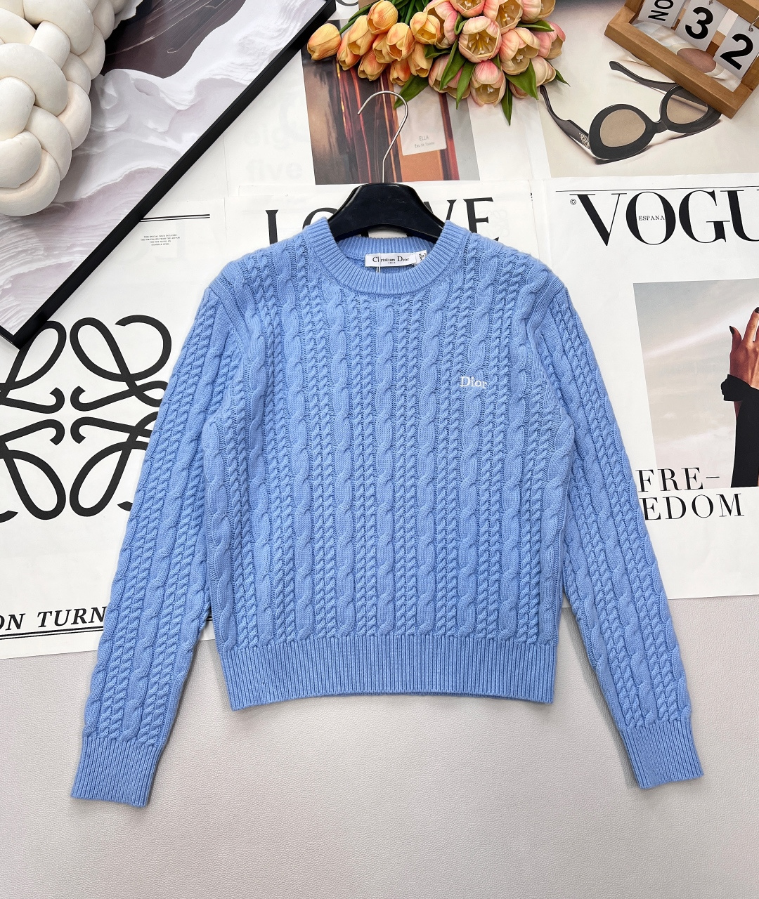 NO:686934,Dior2026 new twist vertical stripe knitted pullover sweater  Weaved with custom YB cashmere yarn, it is comfortable to wear and full of texture. The round-neck loose pullover sweater is cut, and the whole body is decorated with vertical pit threads. The whole body is arranged in a dense twisted twist crochet pattern in a vertical arrangement. The concave and convex texture is full of texture. The stripes form a visual sense with the vertical column trend. It looks slimmer and has a more academic temperament. The CD letter logo on the chest is decorated, and it can be worn with pants or skirts to make the outfit more youthful and fashionable. Customized surface accessories  Look for the correct version, complete with three standards, two colors, size, sml code, dior, skirts, sweaters,19860909Dior2026新款麻花竖条纹针织套头毛衣 定制YB羊绒纱线织造,穿搭舒适,质感十足,圆领宽松套头毛衣裁剪,通体包边饰以竖坑条螺纹,大身竖排列分布疏密绞花麻花钩织图案造型,凹凸纹理感十足,配合竖列走势形成条纹即视感,视觉更显瘦,更具学院文艺气质,胸口CD字母徽标装点,搭配裤子或短裙都让穿搭更减龄洋气.定制面辅料 认准版本,三标齐全,两色出 尺码sml 编码,,dior,skirts,sweaters,,Women's clothing