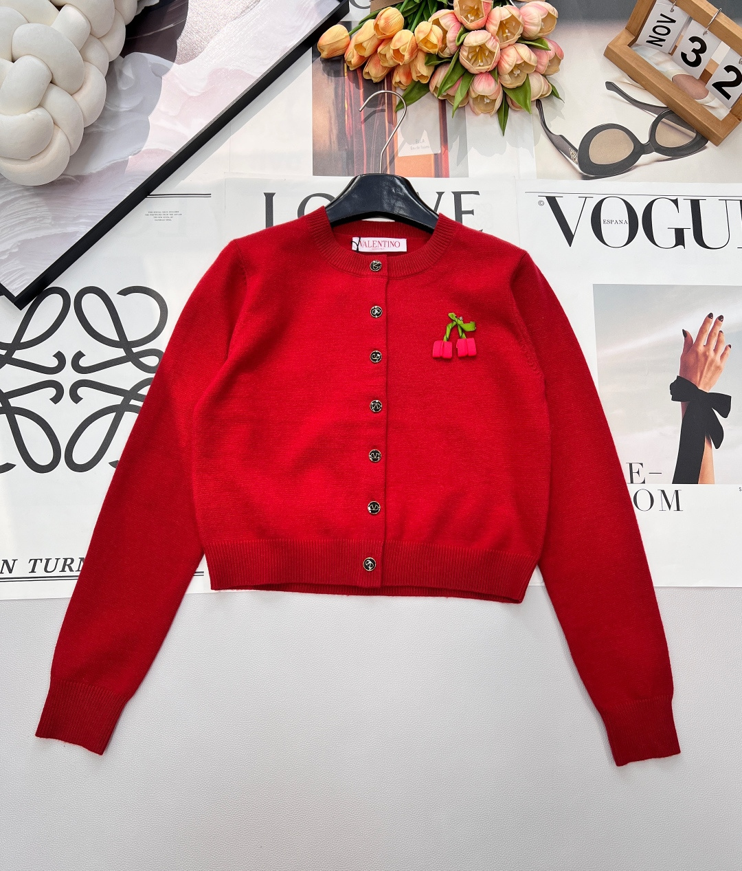 NO:686927,Valentinn2026 new three-dimensional cherry round-neck knitted cardigan, customized YB wool knitted material, high-end texture, comfortable and soft, round-neck knitted cardigan, collar and cuffs threaded edges echo the hem, chest embroidery process with colorful satin ribbons, outlines three-dimensional cherry pattern, color contrast to create prominent highlights, with exquisite details such as printed V-shaped round buckles, highlighting the brand tonality, regular version, simple and versatile for autumn and winter daily use, three standards are complete, two colors are outstanding. Size sml  coding,,valentino,19860909Valentinn2026新款立体樱桃圆领针织开衫,定制YB羊毛针织材质,质感高级,舒适柔软,圆领针织开衫,领口袖口螺纹包边与衣摆相呼应,胸前刺绣工艺搭配彩色缎面丝带,勾勒立体樱桃图案,色彩对比打造突出亮点,配合印刻V字圆扣等精致细节,彰显品牌调性,常规版型,秋冬日常简约百搭款,三标齐全,两色出 尺码sml 编码,,valentino,,Women's clothing