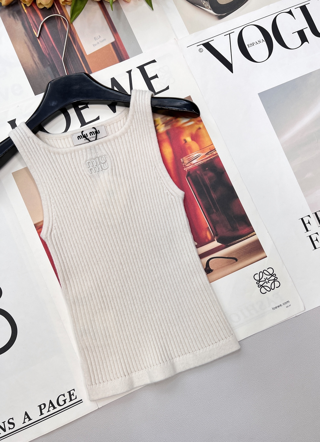 🆕 MIUMIU 刺绣徽标字母罗纹针织背心，定制的羊毛纱线。这种基础款➕精致细节简直就是王炸💥MIUMI