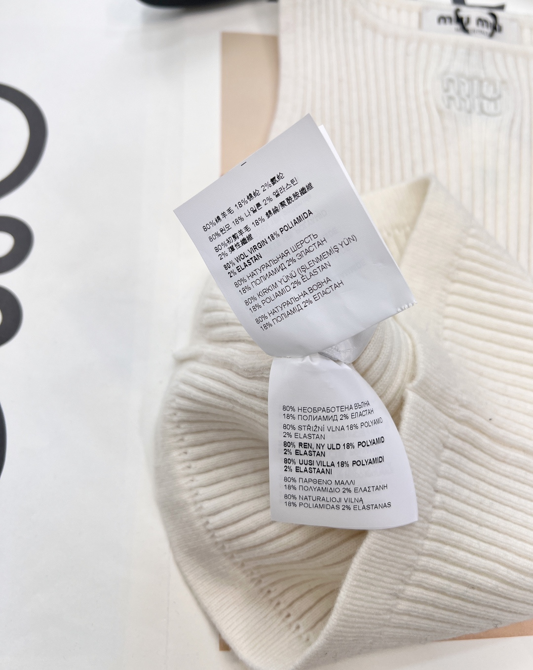 🆕 MIUMIU 刺绣徽标字母罗纹针织背心，定制的羊毛纱线。这种基础款➕精致细节简直就是王炸💥MIUMI