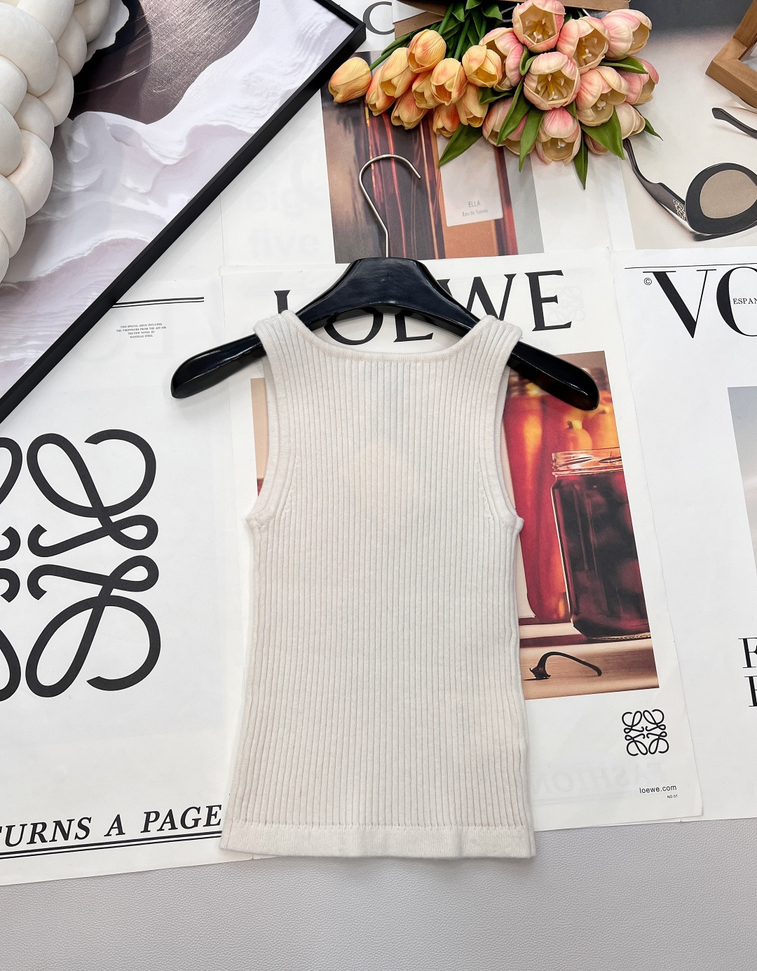 🆕 MIUMIU 刺绣徽标字母罗纹针织背心，定制的羊毛纱线。这种基础款➕精致细节简直就是王炸💥MIUMI