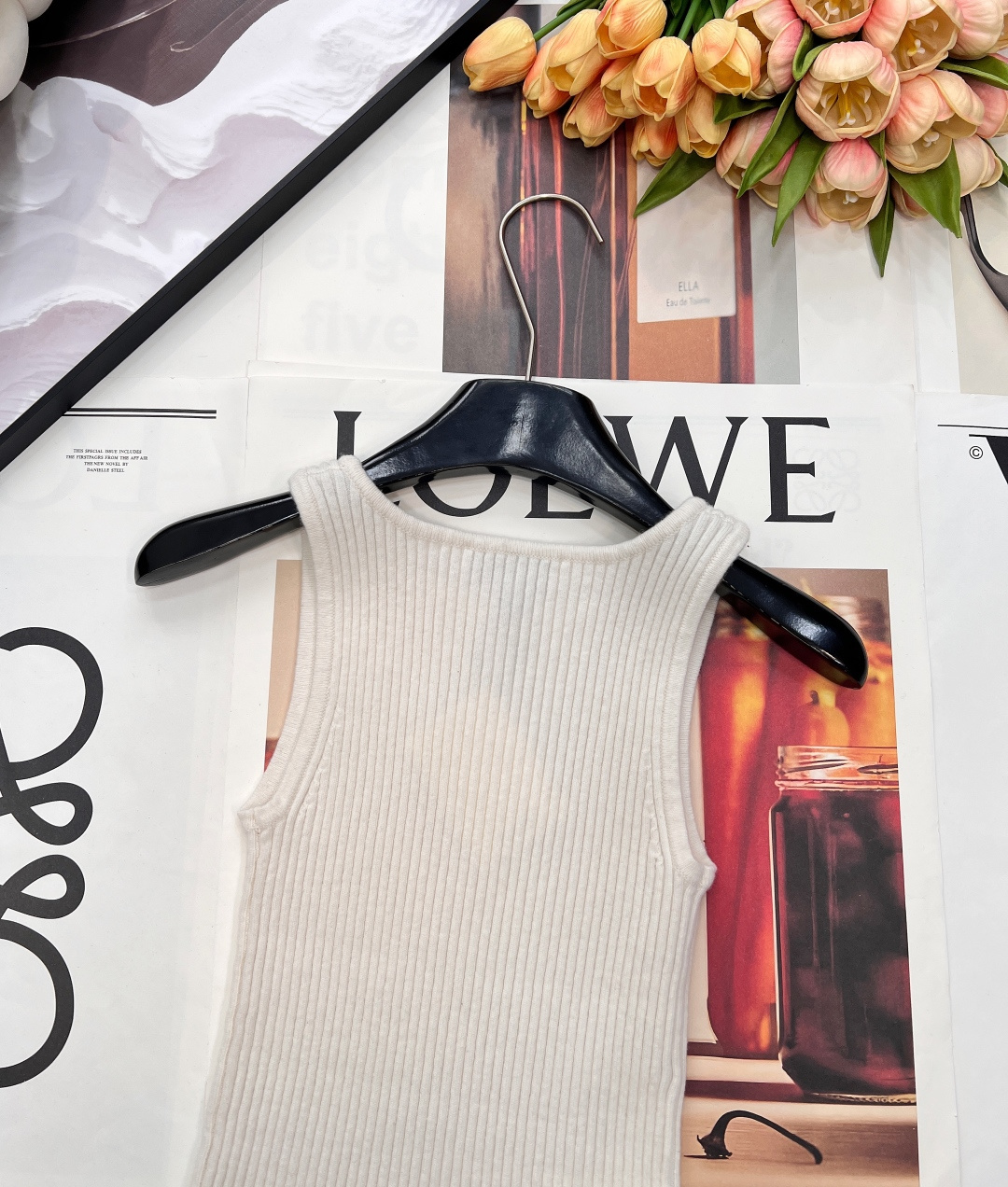 🆕 MIUMIU 刺绣徽标字母罗纹针织背心，定制的羊毛纱线。这种基础款➕精致细节简直就是王炸💥MIUMI