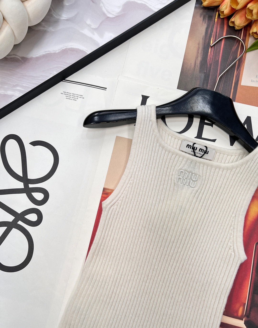 🆕 MIUMIU 刺绣徽标字母罗纹针织背心，定制的羊毛纱线。这种基础款➕精致细节简直就是王炸💥MIUMI