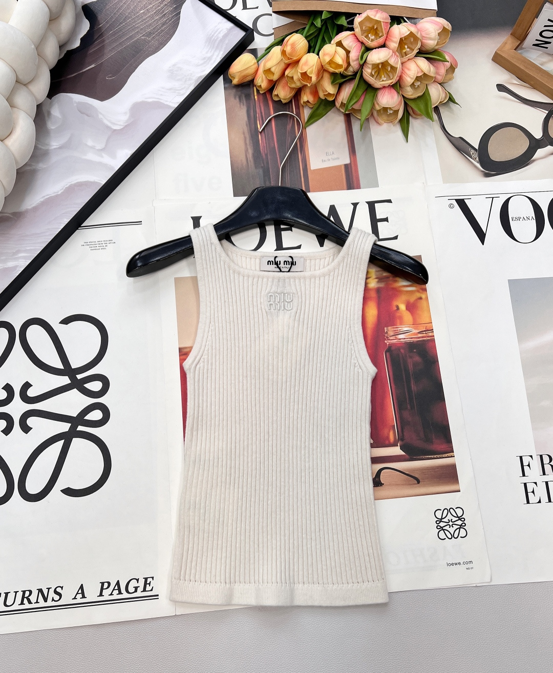 NO:687196,MIUMIU embroidered logo letter rib knitted vest, customized wool yarn. The exquisite details of this basic model are simply king. MIUMIU letter logo embroidery, letter rib design outlines smooth lines, fits the body shape, and creates a simple yet fashionable attitude with details. The whole dress has good tension and rebound effect. It is an excellent choice for summer daily life and vacation. The upper body is full of temperament and super covers the flesh and looks slim. It is easy to wear regardless of the figure. It has three complete standards and is shipped in large quantities. Size sml  coding,,miumiu,19860909MIUMIU 刺绣徽标字母罗纹针织背心,定制的羊毛纱线.这种基础款精致细节简直就是王炸 MIUMIU字母徽标刺绣,字母罗纹设计勾勒流畅线条,贴合身形,打造简约而不失细节的时髦态度.  整件衣服具有良好的张力和回弹效果是夏日日常和度假的极佳选择 气质感满满的 上身超级遮肉显瘦 不挑身材的好穿 三标齐全,大货出 尺码sml 编码,,miumiu,,Women's clothing