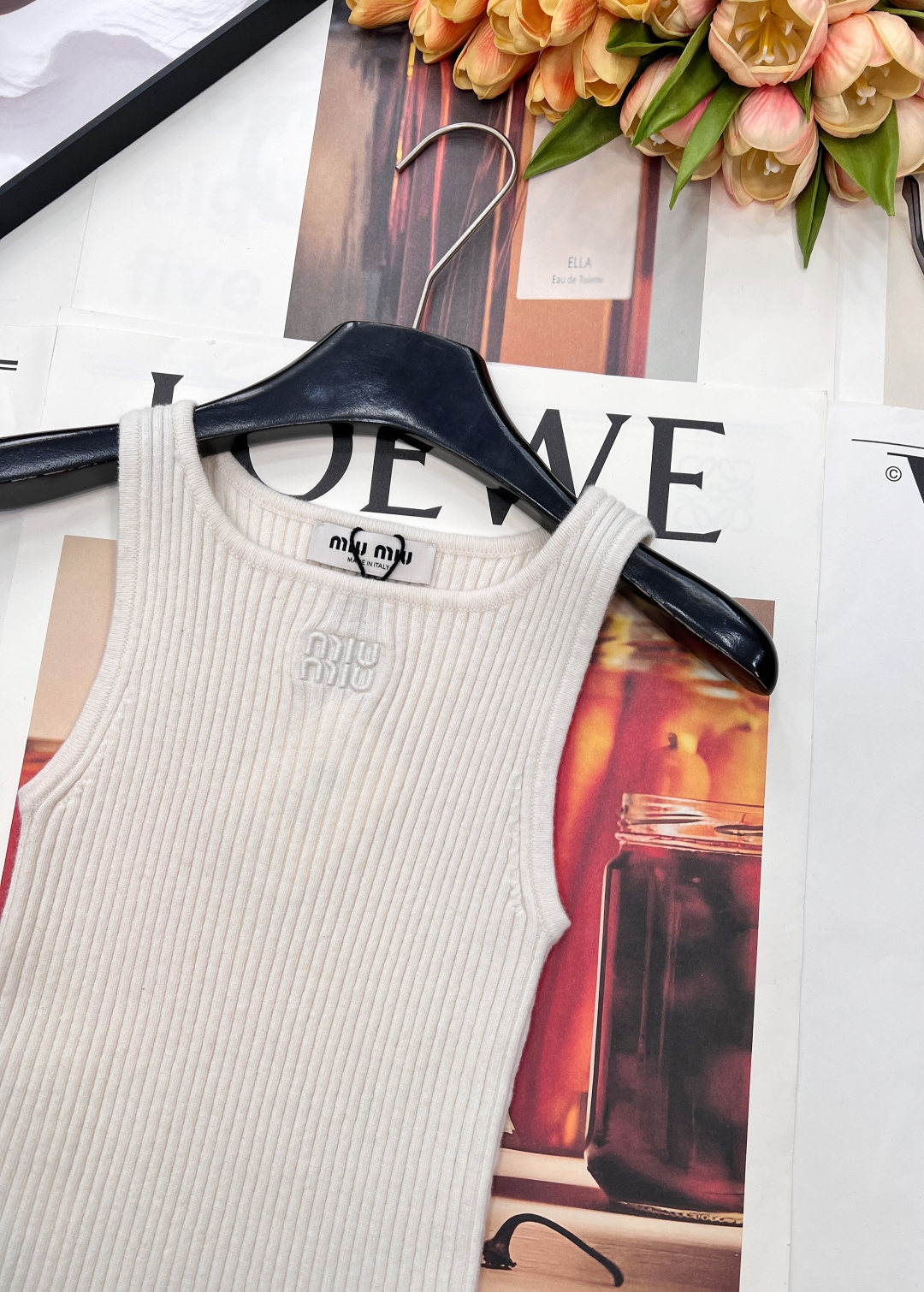 🆕 MIUMIU 刺绣徽标字母罗纹针织背心，定制的羊毛纱线。这种基础款➕精致细节简直就是王炸💥MIUMI