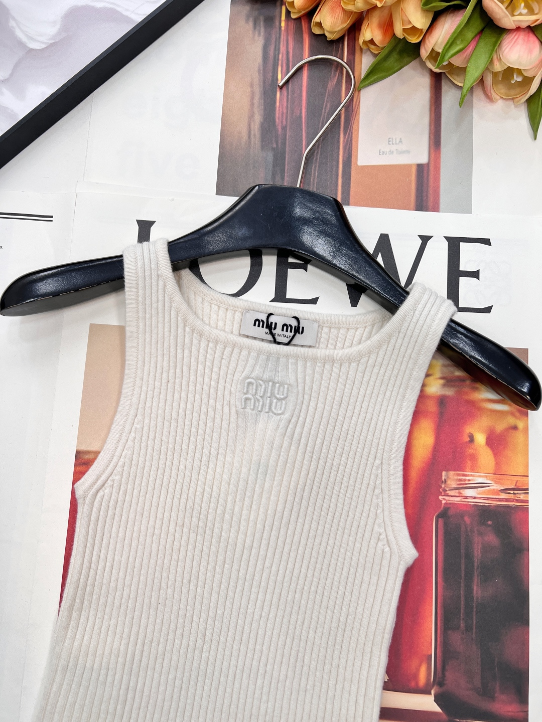 🆕 MIUMIU 刺绣徽标字母罗纹针织背心，定制的羊毛纱线。这种基础款➕精致细节简直就是王炸💥MIUMI