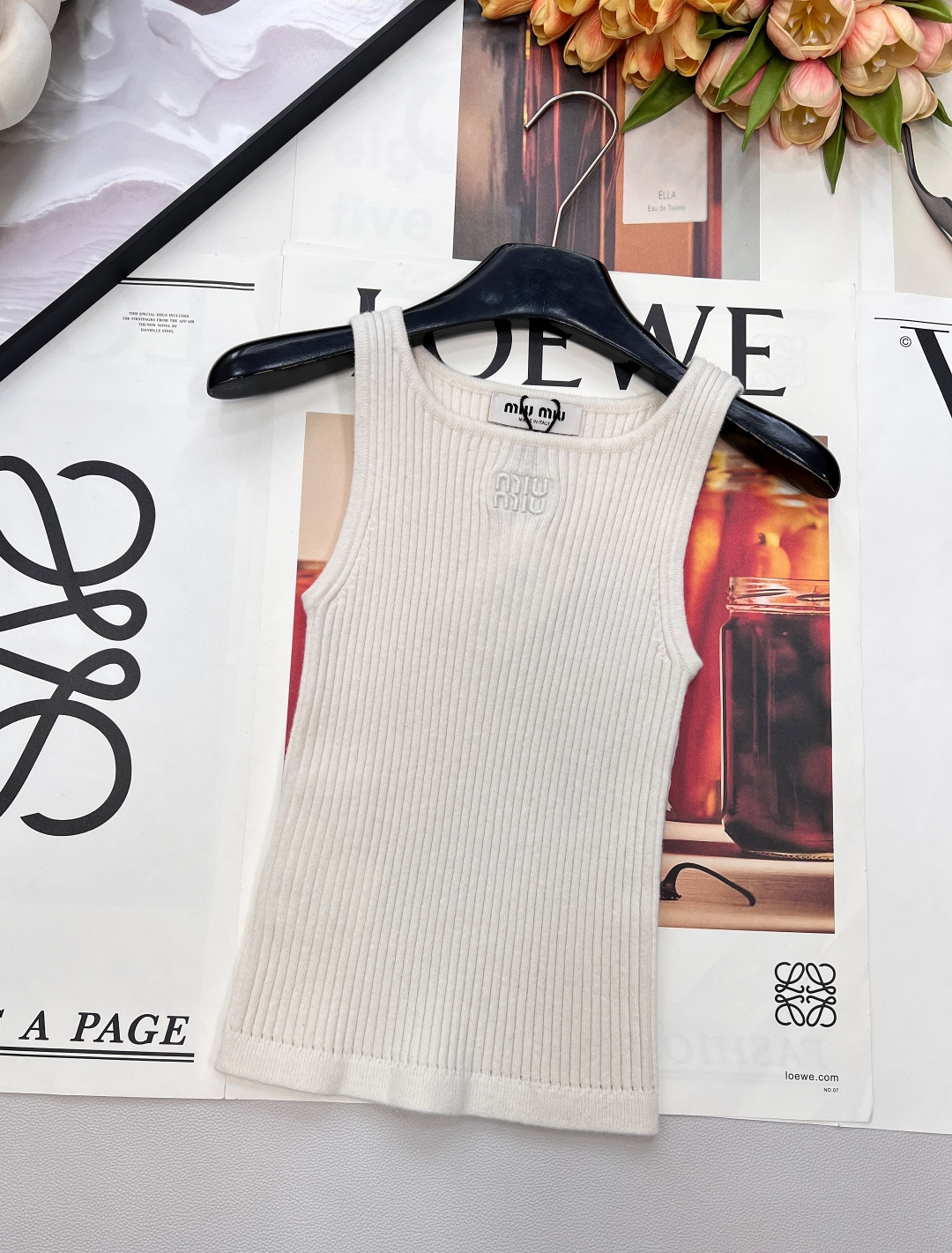 🆕 MIUMIU 刺绣徽标字母罗纹针织背心，定制的羊毛纱线。这种基础款➕精致细节简直就是王炸💥MIUMI