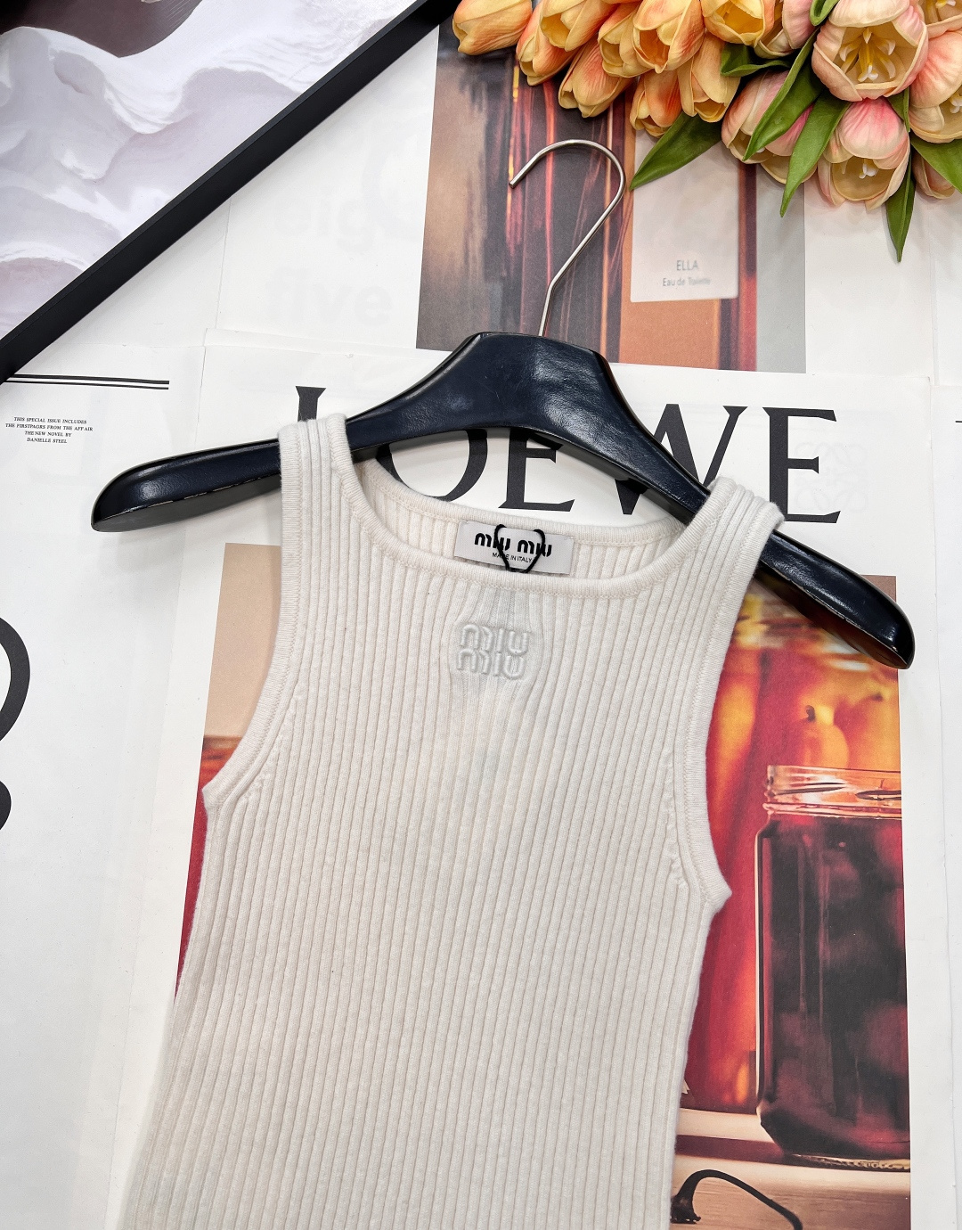 🆕 MIUMIU 刺绣徽标字母罗纹针织背心，定制的羊毛纱线。这种基础款➕精致细节简直就是王炸💥MIUMI