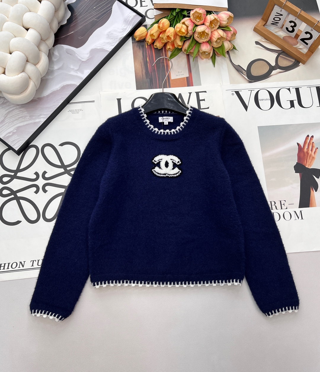 NO:687202,Chanel 26 new navy blue sweater is French elegance engraved in the bones  The navy blue background makes the skin whiter than snow. The contrasting white fringe outlines the flexible outline along the neckline, hem and cuffs. The soft and waxy knitted fabric feels gentle to the heart. The double C embroidery on the chest is the finishing touch, which perfectly captures the exquisiteness and style of Xiangjia.  , can be worn alone or layered to create a lazy and high-end atmosphere. Simple and elegant, it can be easily used in daily or formal occasions. It is suitable for different body types. It is a high-end series with both quality and design. It is very suitable for sisters who like classic style!  Three standards are complete, large quantities are shipped, size sml code H,,chanel,chanel,19860909Chanel 26新款藏青针织衫,是刻进骨子里的法式优雅 藏青底色衬得肤白胜雪,撞白流苏边沿着领口、衣摆与袖口勾勒出灵动轮廓,软糯针织触感温柔到心坎,胸前双C刺绣更是点睛之笔,把香家的精致与格调拿捏得恰到好处,单穿叠搭都能穿出慵懒又高级的氛围感.简约大气,日常或正式场合都能轻松驾驭,适合不同体型,属于高端系列,品质与设计感兼具,超适合喜欢经典风格的姐妹们! 三标齐全,大货出 尺码sml 编码H,,chanel,chanel,,Women's clothing