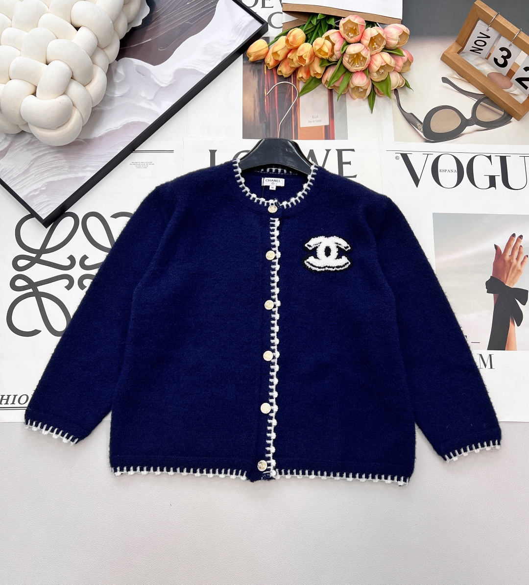 NO:687206,Chanel 26 new navy blue knitted cardigan is a French romance engraved in the bones  The navy blue background makes the skin white and translucent, and the contrasting white tassel outlines the round neck, placket and hem to outline a smart silhouette. The soft and waxy knitted touch is gentle to the heart; the classic double C embroidered brand logo and metal buttons are the exquisite finishing touch. It can be worn alone or layered to create a lazy and high-end lady atmosphere. The classic round neck and multi-pocket design not only pay tribute to retro aesthetics, but also hide the practical ingenuity of modern wear.  Pair it with a solid color skirt and instantly transform into an elegant heroine. From yarn to silhouette, from contrasting colors to styles, it has three standards to reshape the high-end feel of winter. Large quantities are shipped. Size sml code H, chanel, skirts,19860909Chanel 26新款藏青针织开衫,是刻进骨子里的法式浪漫 藏青底色衬得肤白通透,撞白流苏边沿着圆领、门襟与衣摆勾勒出灵动轮廓,软糯针织触感温柔到心坎；经典双C刺绣烙印品牌标识,金属纽扣更是精致点睛,单穿叠搭都能穿出慵懒又高级的名媛氛围感.经典圆领与多口袋设计,既是对复古美学的致敬,又暗藏现代穿搭的实用巧思 纯色半裙相搭,瞬间化身优雅女主 从纱线到轮廓,从撞色到版型,重塑冬日高级感三标齐全,大货出 尺码sml 编码H,,chanel,skirts,,Women's clothing