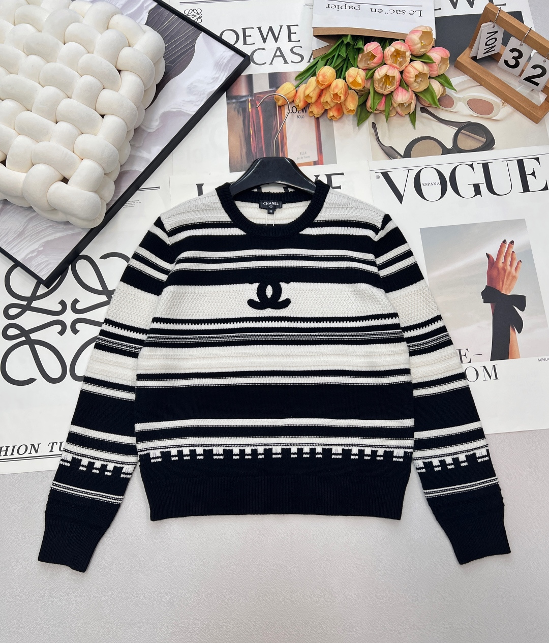 NO:687217,Chanel2026 new striped plush monogram knitted sweater, woven with customized YB wool yarn, comfortable to wear, full of texture, round neck knitted pullover sweater cut, black and white striped texture, blending classic and modern just right. Double  The C plush logo is elegance engraved in the bones, with scattered stripes and dark plaid details. It is lazy and casual yet reveals a refined style. Wearing it alone can support the high-end sense of the entire autumn and winter. The neat silhouette outlines a casual and fashionable style. Customized fabrics and accessories  Look for the correct version, complete with three standards, large shipments, size sml code H, chanel, sweaters,19860909Chanel2026新款条纹毛绒字母针织毛衣,定制YB羊毛纱线织造,穿搭舒适,质感十足,圆领针织套头毛衣裁剪,黑白条纹肌理,把经典与摩登揉得恰到好处.双C毛绒徽标是刻在骨子里的优雅,错落条纹搭配格纹暗纹细节,慵懒随性中又透着精致格调,单穿就能撑起整个秋冬的高级感,利落的版型勾勒出随性的洋气时髦.定制面辅料 认准版本 ,三标齐全,大货出 尺码sml 编码H,,chanel,sweaters,,Women's clothing
