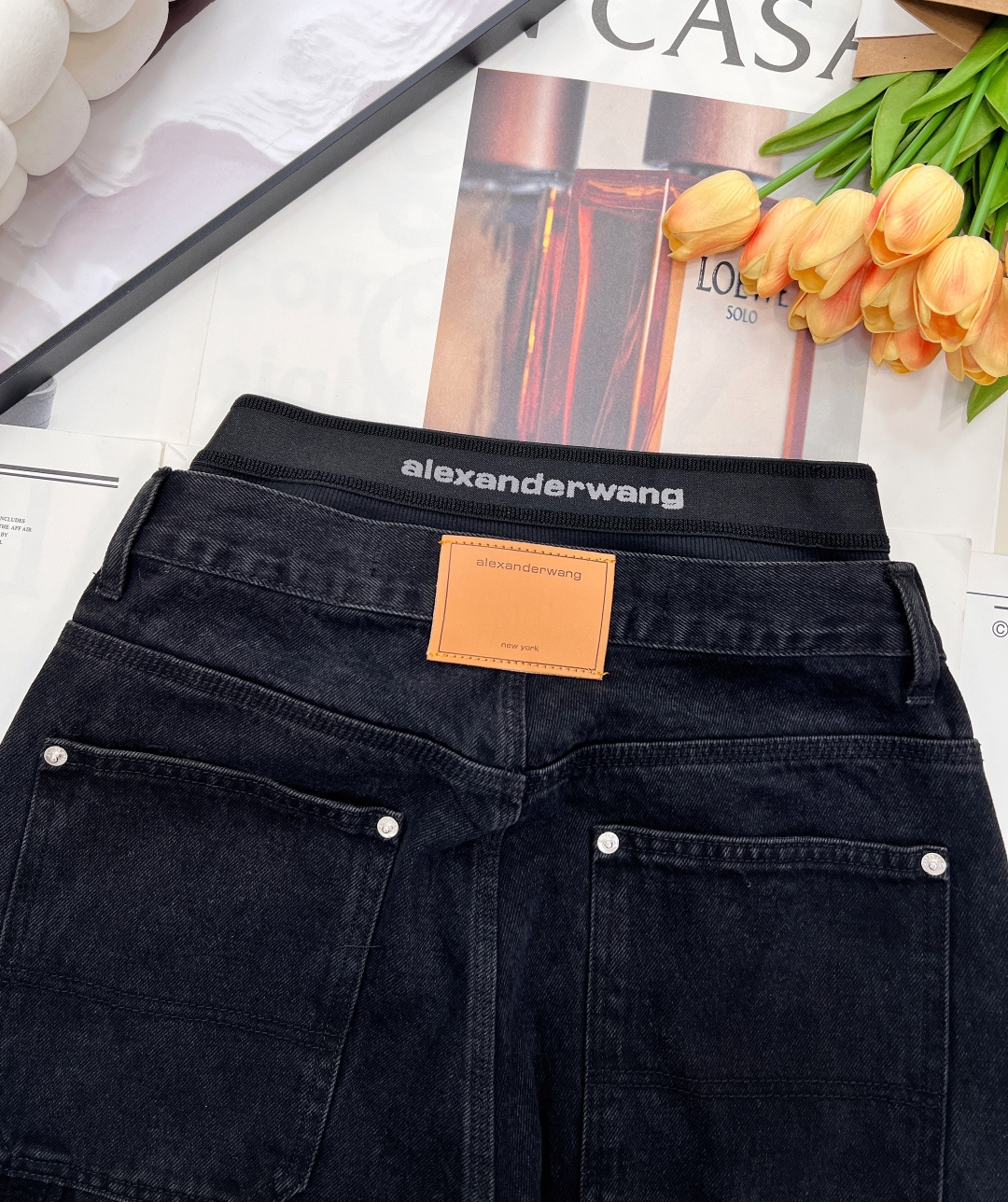🆕Alexander Wang 秋冬新款假两件织带腰头工装牛仔裤丨采用水洗做旧牛仔面料，挺括耐磨同时保留