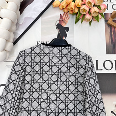 🆕 DIOR 经典戴妃藤格纹粗花呢外套【DIOR典藏之作|重塑优雅传奇】以传奇藤格纹为序,勾勒法式优雅的 🆕 DIOR 经典戴妃藤格纹粗花呢外套【DIOR典藏之作|重塑优雅传奇】以传奇藤格纹为序,勾勒法式优雅的