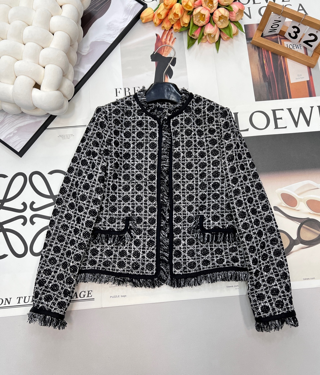 NO:687518,DIOR classic Princess Diana cannage pattern tweed fringed jacket liusu skirt. DIOR collection | Reshape the legend of elegance] With the legendary cannage pattern as the preface, it outlines the eternal outline of French elegance. This black tweed fringed jacket carries Mr. Dior's subversive imagination of the 'New Look' and uses exquisite craftsmanship to reshape the power and femininity of women. Customized with a variety of yarns to produce a cannage pattern texture  Black and white patterns alternate, simple and high-end deep black interprets power and mystery. It can be paired with suit pants to create the aura of a big heroine, or paired with a skirt to show flexibility and strength. The iconic cannage pattern is used as a pen to draw the elegant statement of modern women. French luxury is hidden between the warp and weft. The fabric surface is compact and delicate, with rich texture and silhouette. The version is completely made according to the style of yb. It is time-consuming and material-consuming. The craftsmanship details from the inside to the outside are consistent with yb. Heavy-duty style  The fashionable atmosphere fully displays the classic elements of Dior. Walking on the street, the number of heads turns immediately. It is a perfect fashion trend ~ complete three standards, large quantities are shipped. Sizes are sml. Jackets, dior, dior, skirts, jackets & coats, business suits,19860909DIOR 经典戴妃藤格纹粗花呢流苏外套liusu半裙.DIOR典藏之作｜重塑优雅传奇】 以传奇藤格纹为序,勾勒法式优雅的永恒轮廓. 这件黑色粗花呢流苏外套,承载迪奥先生对“New Look”的颠覆想象,以精湛工艺重塑女性力量与柔美.定制多种纱线制造,呈现出藤格纹肌理 黑白图案相间,简约高级深邃黑诠释力量与神秘,既可搭配西装裤塑造大女主气场,亦能邂逅半裙绽放柔韧力量. 以标志藤格纹为笔,绘就现代女性的优雅宣言. 将法式奢华藏于经纬之间. 布面紧致细腻 肌理感丰富有廓形感 版型完全对格yb制作 费时费料 由里到外工艺细节跟yb一致 重工款 时髦氛围感 把Dior的经典元素展现得淋漓尽致,走在街上,回头率直接爆表,妥妥的时尚潮流~三标齐全,大货出 尺码sml 外套编,,dior,dior,skirts,jackets & coats,business suit,,Women's clothing