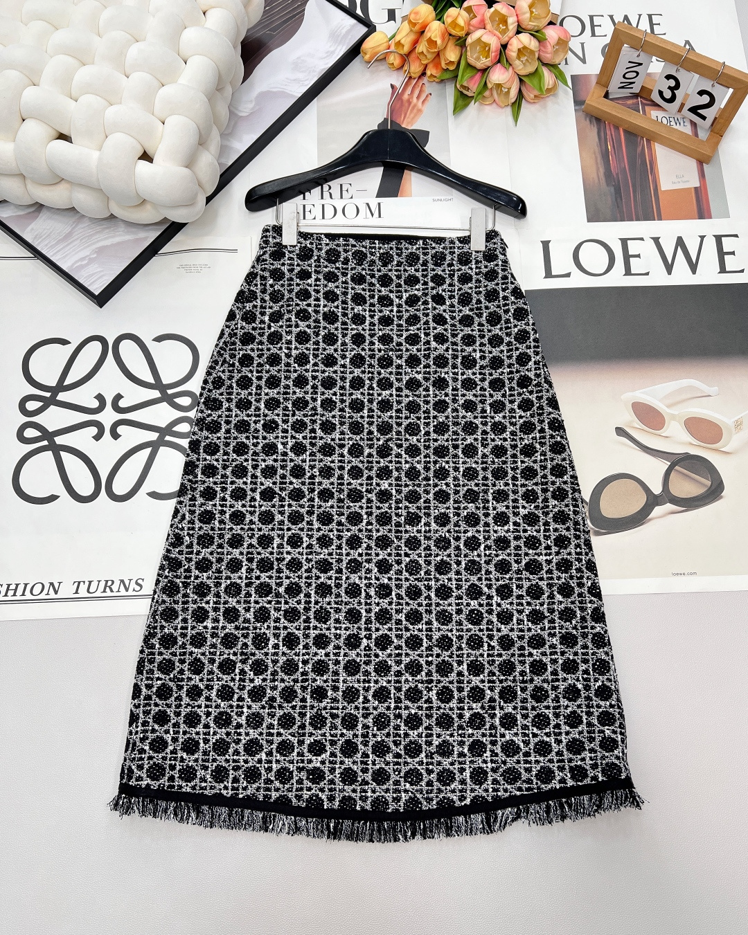 NO:687542,DIOR classic Princess Diana cannage pattern tweed fringed jacket liusu skirt. DIOR collection | Reshape the legend of elegance] With the legendary cannage pattern as the preface, it outlines the eternal outline of French elegance. This black tweed fringed jacket carries Mr. Dior's subversive imagination of the 'New Look' and uses exquisite craftsmanship to reshape the power and femininity of women. Customized with a variety of yarns to produce a cannage pattern texture  Black and white patterns alternate, simple and high-end deep black interprets power and mystery. It can be paired with suit pants to create the aura of a big heroine, or paired with a skirt to show flexibility and strength. The iconic cannage pattern is used as a pen to draw the elegant statement of modern women. French luxury is hidden between the warp and weft. The fabric surface is compact and delicate, with rich texture and silhouette. The version is completely made according to the style of yb. It is time-consuming and material-consuming. The craftsmanship details from the inside to the outside are consistent with yb. Heavy-duty style  The fashionable atmosphere fully displays the classic elements of Dior. When walking on the street, the number of heads turns immediately. It is a perfect fashion trend~complete with three standards and shipped in large quantities. Sizes are sml,,dior,dior,skirts,jackets & coats,business suit,19860909DIOR 经典戴妃藤格纹粗花呢流苏外套liusu半裙.DIOR典藏之作｜重塑优雅传奇】 以传奇藤格纹为序,勾勒法式优雅的永恒轮廓. 这件黑色粗花呢流苏外套,承载迪奥先生对“New Look”的颠覆想象,以精湛工艺重塑女性力量与柔美.定制多种纱线制造,呈现出藤格纹肌理 黑白图案相间,简约高级深邃黑诠释力量与神秘,既可搭配西装裤塑造大女主气场,亦能邂逅半裙绽放柔韧力量. 以标志藤格纹为笔,绘就现代女性的优雅宣言. 将法式奢华藏于经纬之间. 布面紧致细腻 肌理感丰富有廓形感 版型完全对格yb制作 费时费料 由里到外工艺细节跟yb一致 重工款 时髦氛围感 把Dior的经典元素展现得淋漓尽致,走在街上,回头率直接爆表,妥妥的时尚潮流~三标齐全,大货出 尺码sml,,dior,dior,skirts,jackets & coats,business suit,,Women's clothing