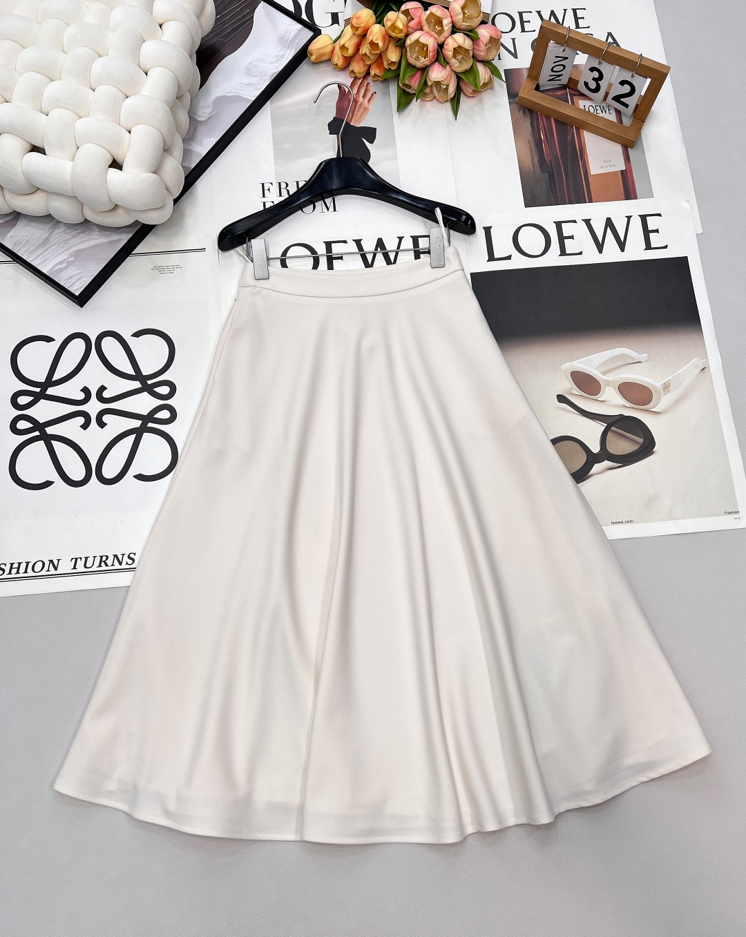 NO:687540,Dior's new minimalist suit casual mid-length skirt, you can't go wrong with it no matter how you wear it~ Simple, low-key and luxurious, the irregular skirt tailoring has a great design, the upper body is fashionable and handsome, it is casual, has a sense of design and is practical to wear. It is highly recommended to keep it as a versatile item. The texture of the imported fabric is amazing!  The length of the skirt just covers the flesh of the calf. The details are perfectly grasped. The custom-made fabric is not easy to wrinkle and has a drapey feeling. The upper body is elegant and casual. It has three standards and three colors. Size SML code D, dior, skirts, business suit,19860909dior新款极简西装休闲中长半裙,怎么搭都不会出错的款～简约低调奢华,不规则裙摆剪裁设计感超赞 上身时髦帅气 随性既有设计感又很实穿,强烈推荐自留百搭单品 进口面料质感超赞！ 裙长刚好遮住小腿肉肉 细节把握完美 定制面料不易皱 有垂感 上身优雅又随性 ,三标齐全,三色出 尺码sml 编码D,,dior,skirts,business suit,,Women's clothing