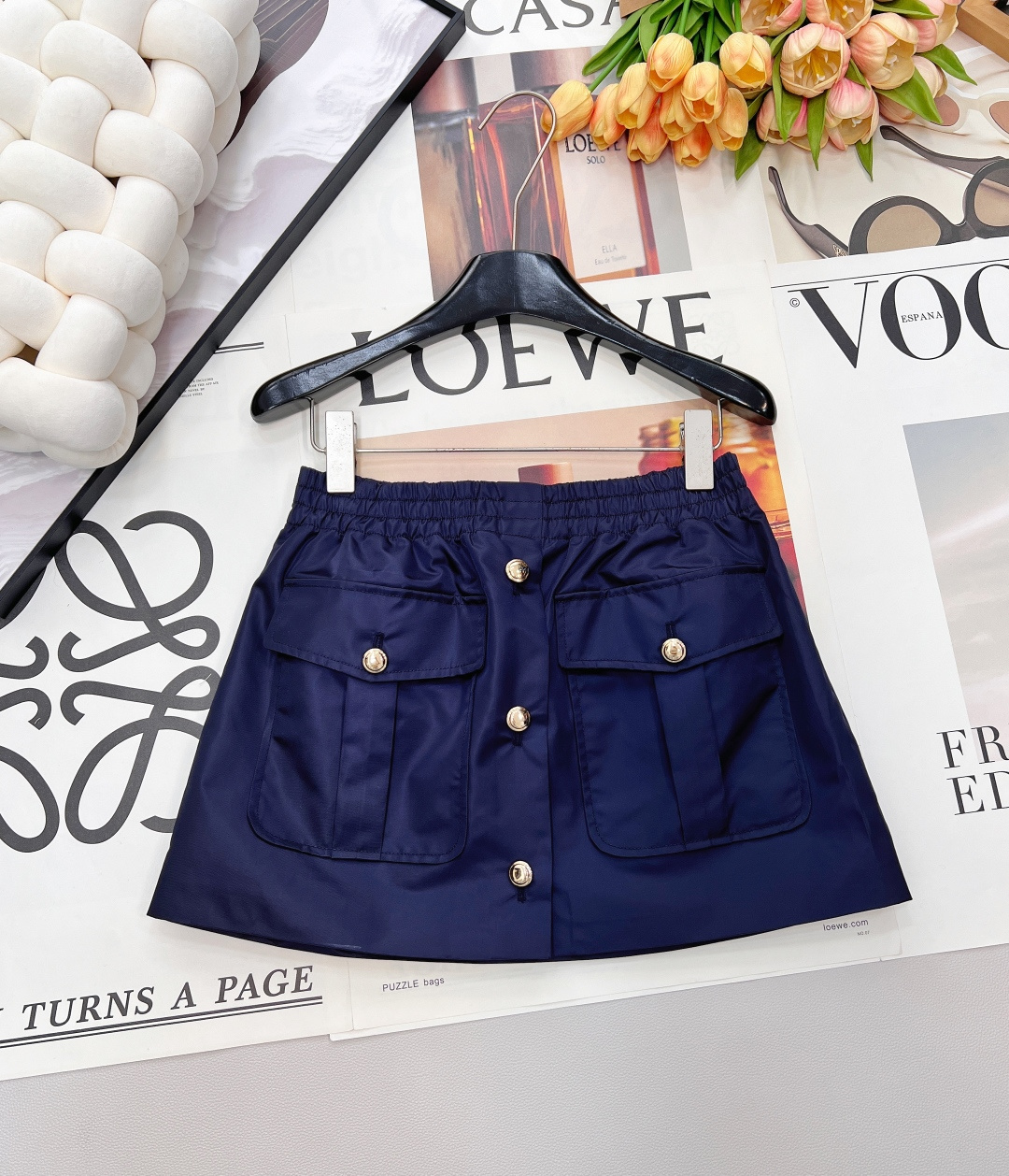 NO:687530,MiuMiu25 new autumn and winter new lapel short tunic jacket + skirt suit丨Exclusively developed by yb!  High quality production!  The matte satin nylon fabric is selected, with a low-key soft luster, and a sense of stiffness and drape; the interior is quilted and filled, taking into account both autumn and winter warmth and a light silhouette; the lapel is spliced with plush material, giving it a warm atmosphere; the chest stands  Body work pockets + gilt metal buttons, full of retro feel; high-waisted design of the same fabric, with symmetrical work pockets and gilt buttons, echoing the details of the jacket; the skirt is short but not cramped, taking into account both girlishness and daily practicality!  All three standards are complete, large quantities are shipped, sizes are sml,,miumiu,skirts,jackets & coats,19860909MiuMiu25秋冬新款翻领短款束腰夹克+半裙套装丨独家yb开发！高版出品！甄选哑光缎面尼龙面料,自带低调柔润光泽,挺括度与垂坠感兼具；内里夹棉填充,兼顾秋冬保暖性与轻盈廓形；翻领拼接毛绒材质,自带温暖氛围；胸前立体工装口袋+金属鎏金纽扣,复古感拉满；同面料高腰设计,搭配对称工装口袋与鎏金纽扣,与夹克细节呼应；裙型短而不局促,兼顾少女感与日常实穿性！三标齐全,大货出 尺码sml,,miumiu,skirts,jackets & coats,,Women's clothing