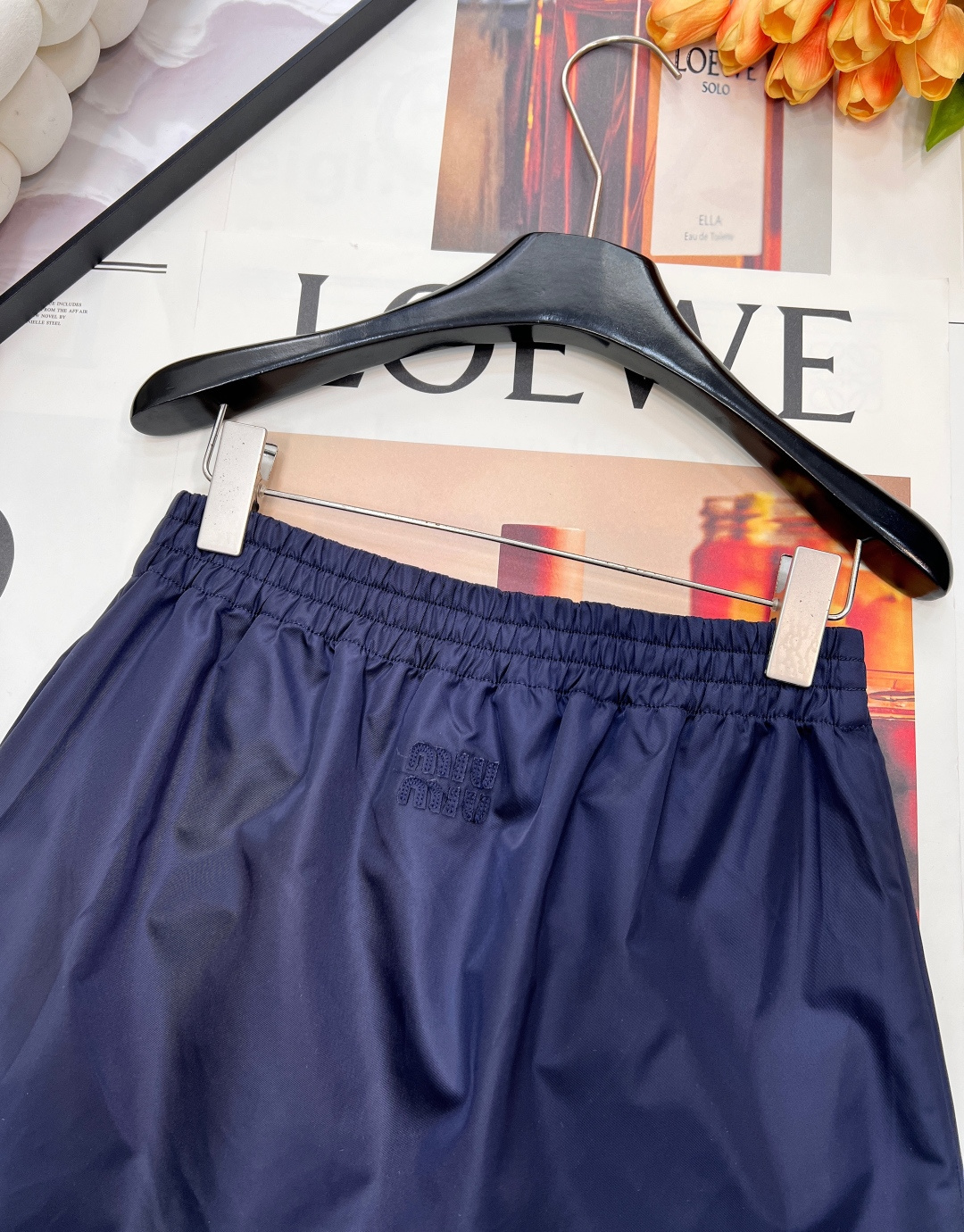 🆕MiuMiu25秋冬新款翻领短款束腰夹克+半裙套装丨⚠独家yb开发!高版出品!甄选哑光缎面尼龙面料,自 🆕MiuMiu25秋冬新款翻领短款束腰夹克+半裙套装丨⚠独家yb开发!高版出品!甄选哑光缎面尼龙面料,自