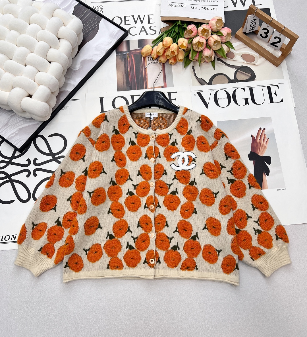NO:687521,Chanel  26 new persimmon jacquard knitted cardigan. The warm orange persimmons are used to weave the beautiful meaning of 'Persimmon persimmon as you wish'. The fresh and full jacquard fills the autumn atmosphere. The classic round neck single-breasted design is simple and practical, and the double C label hides the brand details. The lazy and loose version is suitable for various daily combinations. It blends French casualness and Chinese auspiciousness into the outfit. It is a style that cannot be missed in the wardrobe. Complete with three standards, large quantities are available.  size sml code,,chanel,19860909Chanel 26新款柿子提花针织开衫,以暖调橘色柿子织就「柿柿如意」的美好寓意,鲜活饱满的提花让秋日氛围感拉满.经典圆领单排扣设计简约实穿,双C贴标暗藏品牌细节质感,慵懒宽松的版型适配日常各种搭配,把法式随性与中式吉祥揉进穿搭里,是衣柜里不可错过的气质款.三标齐全,大货出 尺码sml 编码,,chanel,,Women's clothing