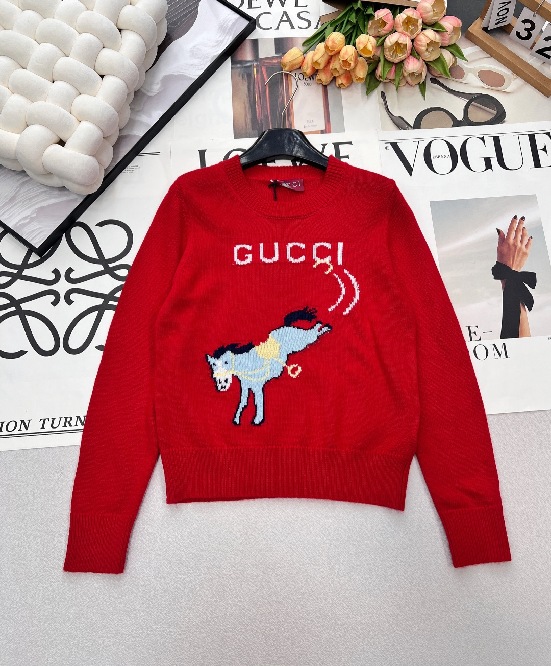 NO:687512,GUCCI's new contrasting color horse racing jacquard New Year's limited edition wool sweater. My wife loves this so much!  The bright red color is particularly stylish and beautiful!  It’s white, versatile, not picky, super high-end, and eye-catching!  Contrasting color design, showing a different G fashion attitude!  Soft, cute, sweet and cool, it can do anything~ A touch of red in winter~ Passionate and dazzling. Not only warm and uplifting, it adds a touch of bright color to your outfit. The warm red is lively and enthusiastic, with a strong retro atmosphere. The big red tone is bold yet gentle, instantly brightening the dull days of autumn and winter. Cute and cute. Super age-reducing~, complete with three standards, large shipments. Size sml, compiled by Gucci,19860909GUCCI 新款撞色跑马提花新年限定羊毛针织衫 太太太爱这件了！大红色特别洋气好看！显白百搭不挑人、超级高级超级耐看！ 撞色设计,展示不一样的G时尚态度！软萌甜酷 无所不能～ 冬日里的一抹红～热情又耀眼 不仅温暖又提气色 为穿搭增添一抹亮色 暖洋洋的红色活泼又热情 浓郁的复古氛围 大红色调张扬又不失温柔,瞬间点亮秋冬日沉闷 可可爱爱 超级减龄～,三标齐全,大货出 尺码sml 编,,gucci,,Women's clothing