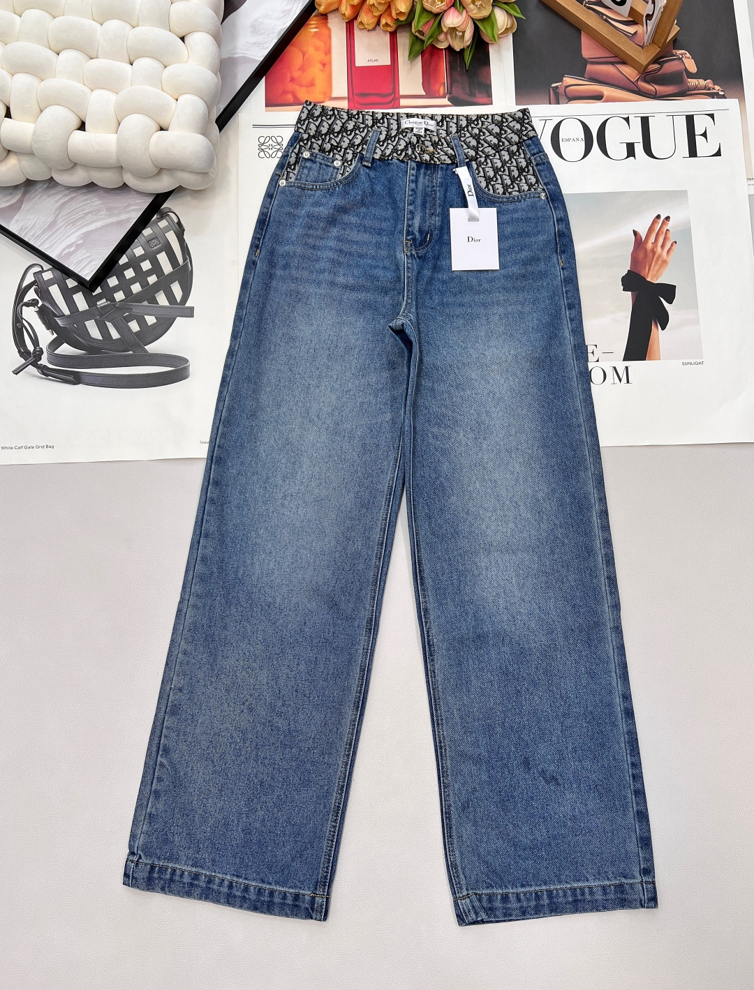 NO:693835,Dior26Ss early spring new style contrasting color spliced ​​waist straight jeans丨Exclusive high version production!  It’s the perfect finishing touch to your spring outfit!  Classic denim blues are combined with distressed washed craftsmanship, giving it a retro atmosphere; the presbyopic contrast stitching design on the waist is the finishing touch, perfectly integrating the brand's iconic elements with street style, instantly raising the visual focus. The high waistline tailoring is paired with neat straight pants, which can easily modify the leg shape, hide the flesh and make you look taller, and can be easily controlled from daily outings to casual dates. Complete with three standards, large quantities available. Size sml code, dior, jeans,19860909Dior26Ss早春新款撞色拼接腰直筒牛仔裤丨独家高版出品！堪称春日穿搭的点睛之选！经典丹宁蓝调糅合做旧水洗工艺,自带复古氛围感；腰头的老花撞色拼接设计是点睛之笔,将品牌标志性元素与街头风完美融合,瞬间拉高视觉焦点.高腰线剪裁搭配利落直筒裤型,轻松修饰腿型,藏肉又显高挑,从日常出街到休闲约会都能轻松驾驭.三标齐全,大货出 尺码sml 编码,,dior,jeans,,Women's clothing