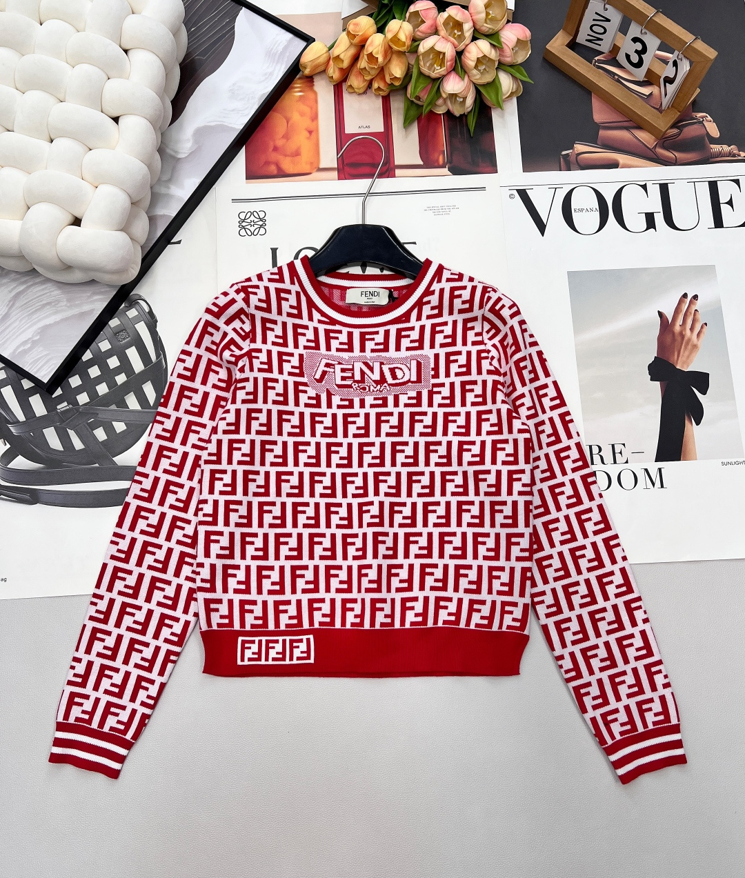 NO:693865,26SSFENDI FF knitted long-sleeved sweater, New Year red, double F classic logo letters, the whole piece is made of jacquard craftsmanship, sexy and slimming~ Fully printed logo, contrasting edge design, fashionable and retro, versatile and not picky, the fabric is made of wool, super soft and comfortable~ I love this one, super classy!  It may feel a bit old-fashioned before you wear it. The upper body is guaranteed to be a large-scale real fragrance scene. The upper body is fashionable and versatile. It is an invincible and versatile style. One piece is available for everyone. It has three standards and is shipped in bulk. Size SML code F, Fendi,1986090926SSFENDI FF针织长袖针织衫 新年红 双F经典logo字母 整件提花工艺性感显瘦～ 满印logo 撞色边缘设计时髦复古 百搭不挑人 面料采用羊毛 超级软糯舒服～ 超爱的这款 超级有气质！没穿之前可能感觉有点老气一上身保证大型真香现场 上身时髦的不要不要的 无敌百搭款 人手一件哦,三标齐全,大货出 尺码sml 编码F,,fendi,,Women's clothing