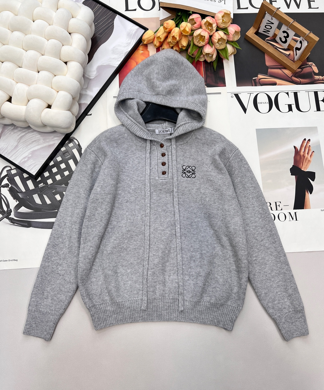 NO:693837,LOEWE26SS new early spring jacquard Logo hooded knitted casual wool sweatshirt. Made of 70 wool and 30 cashmere. It is dry and comfortable. It has super breathability. It has strong ductility, is not easy to wear and deform, and is antibacterial and has less odor. If you want a different hoodie material, you must buy it!  It looks like a sweater but is actually a sweater that is very comfortable and skin-friendly without being irritating at all. It is very low-key~ The LOEWE font design on the back of the classic logo on the chest looks good on the front and back~ Cool and cool boyfriend style. The color is unobtrusive but full of vitality~ Complete with three standards and two colors. Size sml code, loewe, hoodie, sweatshirts, sweaters, hats,19860909LOEWE26SS早春新款提花Logo连帽针织休闲羊毛卫衣衫 70羊毛30羊绒材质,干爽舒适,已是透气性超级好 延展性强,不易穿变形,而且抗菌少异味想要不一样的帽衫材质一定要入！ 看似卫衣实则毛衣穿起来很舒服很亲肤一点都不扎 很低调~做胸前经典logo背后LOEWE字体设计,前后都好看~ 酷里酷气男友风 奶呼呼软糯糯的针织衫 颜色不张扬,却又冲满活力～三标齐全,两色出 尺码sml 编码,,loewe,hoodie,sweatshirts,sweaters,hats,,Women's clothing