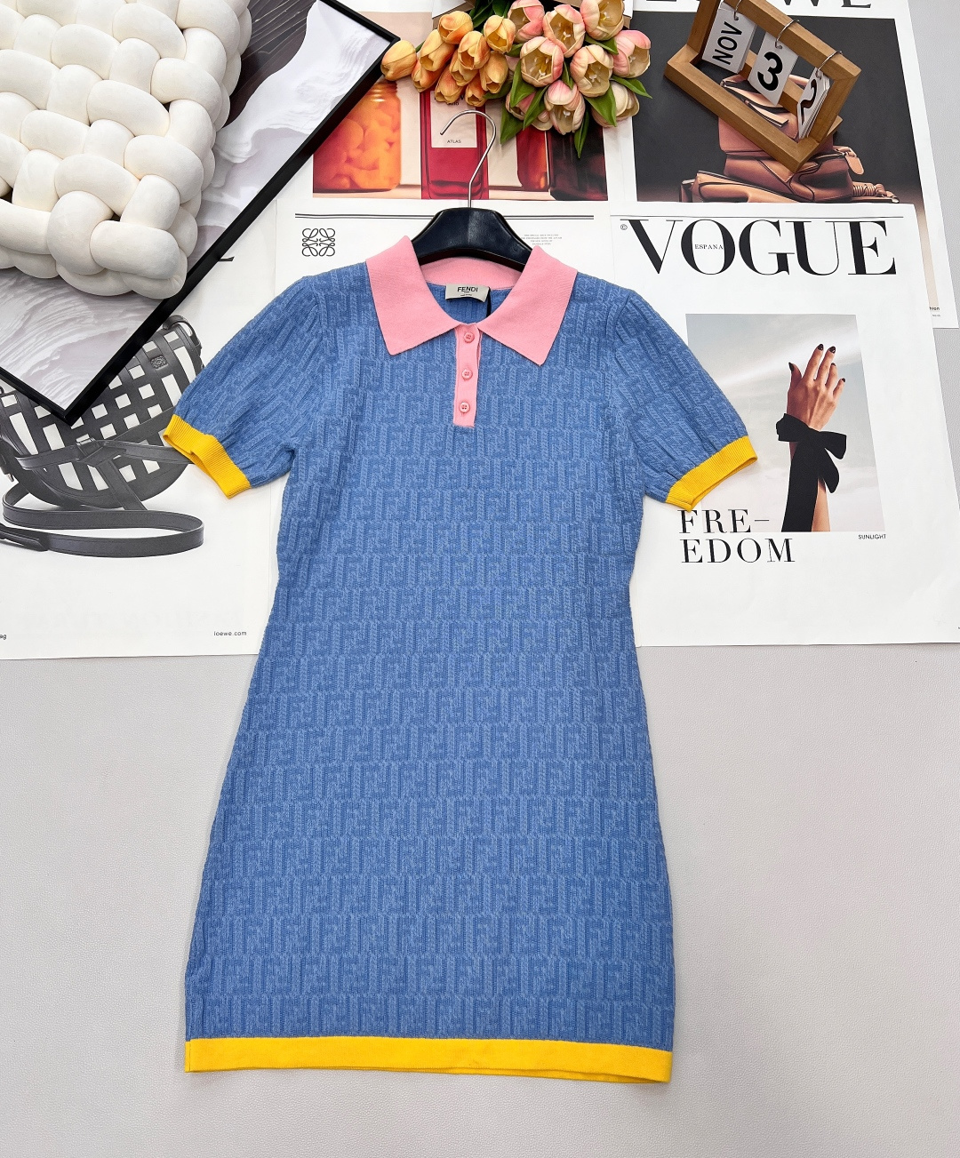 NO:693820,Fendi26SS new early spring jacquard contrast lapel knitted short-sleeved dress, customized YB silk wool knitted material, high-end texture, comfortable and soft, contrasting lapel knitted short-sleeved dress cut, haze blue background with texture, pink collar and yellow  The contrasting color design of the sleeves instantly brightens up the look. It has just the right balance of sweetness and coolness. It is very stylish when worn alone or layered. The double F letter logo pattern is all over the body, which contrasts with the color pattern on the edges. It is playful and age-reducing, and is the first choice for early spring. Customized fabric accessories  Look for the correct version, high version, complete with three standards, large shipments, size SML code F, fendi, skirts, T-shirt,19860909Fendi26SS早春新品上提花撞色翻领针织短袖连衣裙,定制YB丝毛针织材质,质感高级,舒适柔软,撞色翻领针织短袖连衣裙剪裁,雾霾蓝底纹自带肌理感,粉领黄袖的撞色设计瞬间点亮造型,甜酷平衡得刚刚好,单穿叠穿都超有腔调,大身满铺双F字母徽标图案,与包边形成色彩图样的对比,穿搭减龄俏皮,早春穿搭首选.定制面辅料 认准版本 高版本 ,三标齐全,大货出 尺码sml 编码F,,fendi,skirts,T-shirt,,Women's clothing