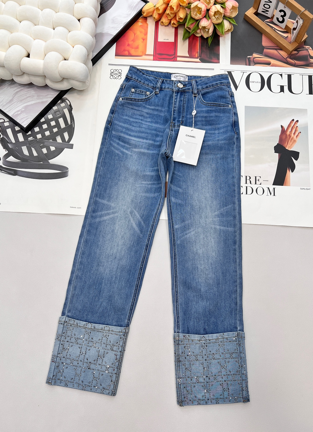 NO:693814,CHANEL2026 Early Spring Xiaoxiang rolled-edge rhinestone stretch jeans, made of denim cotton material, rolled-up trouser legs with rhinestone design, very design point, the fabric is elastic, the upper body does not have a sense of restraint, the version is straight and nine-point, can be worn all year round, versatile style, complete with three standards, large shipments. Size sml code,,chanel,jeans,19860909CHANEL2026早春小香卷边烫钻弹力牛仔裤,采用牛仔棉材质,卷边裤脚烫钻设计,很有设计点,面料带弹力,上身没有束缚感,版型直筒九分,一年四季都可以穿,百搭款,三标齐全,大货出 尺码sml 编码,,chanel,jeans,,Women's clothing