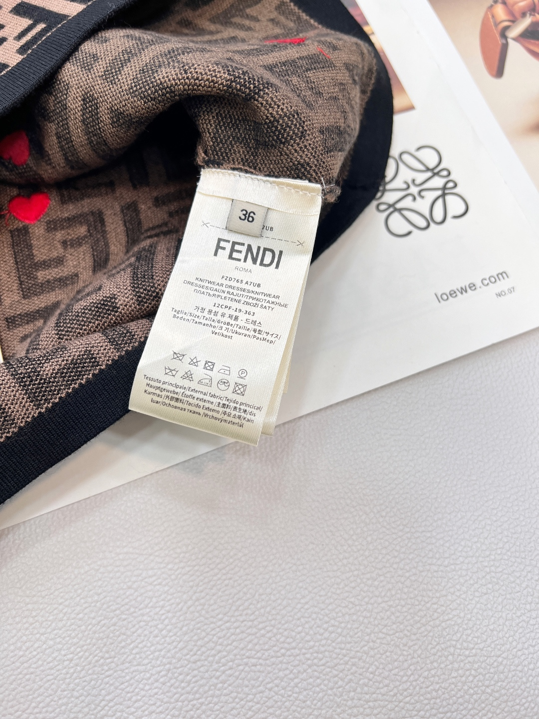 🆕Fendi 🤎新款老花爱心刺绣针织背心，经典FF满印叠上爱心刺绣，甜妹辣妹切换无压力～美拉德棕黑配色超
