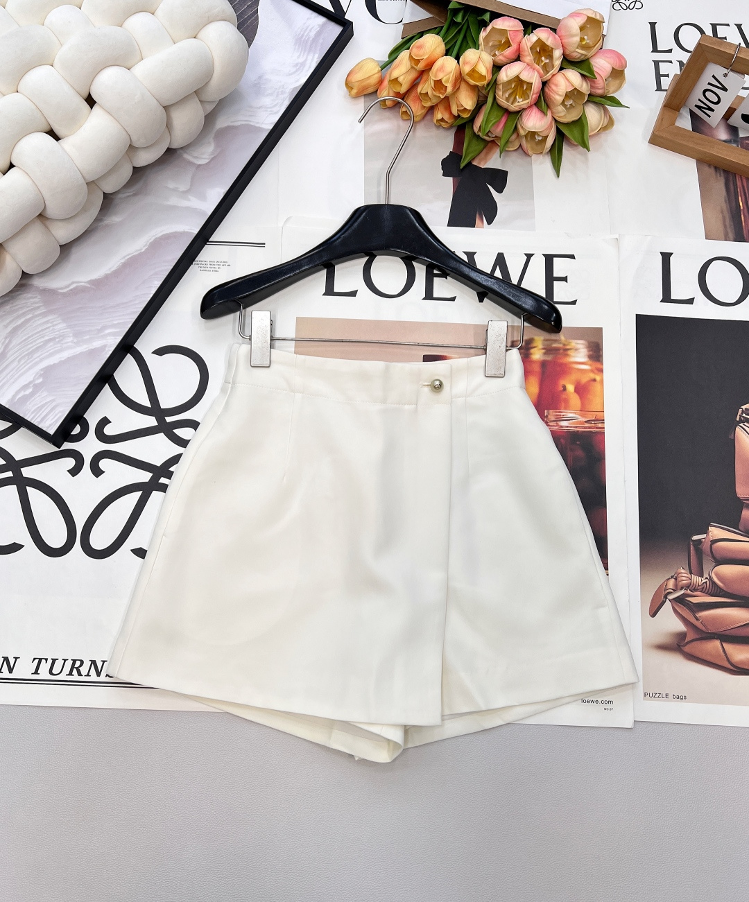 NO:694653,2026Ss early spring new product Dior classic culottes, customized fabrics, suitable for various occasions. The upper body has a natural aristocratic temperament, getting the aura of a celebrity. It has a rich texture and can be used for daily commuting. It is elegant and durable, and it is not difficult to control, showing a dignified and generous temperament. Put it on to immediately show off your thin legs, accommodate thick and fleshy legs, loose and roomy trouser legs, the effect of modifying the buttocks and legs is YI-level, complete with three standards!  Available in black and white, size sml code, dior, skirts,198609092026Ss早春新品 Dior经典款裤裙 ,定制的面料,各种场合都适合穿 秒抬气质 上身有种天生的贵族气质,get名媛贵气 质感浓郁 日常通勤皆可 雅致耐看,而且没有驾驭难度,显端庄大方的气质 穿上立马显出你的小细腿,包容有肉肉的粗腿,宽松有余量的裤腿,修饰臀腿的效果YI级棒,三标齐全！黑白两色出 尺码sml 编码,,dior,skirts,,Women's clothing