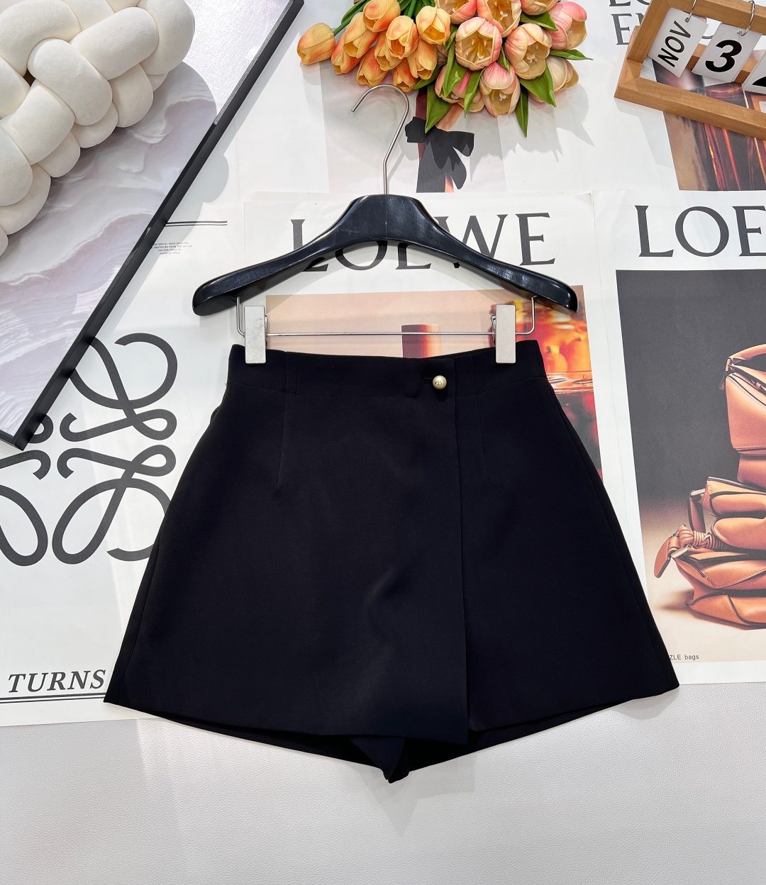 NO:694649,2026Ss early spring new product Dior classic culottes, customized fabrics, suitable for various occasions. The upper body has a natural aristocratic temperament, getting the aura of a celebrity. It has a rich texture and can be used for daily commuting. It is elegant and durable, and it is not difficult to control, showing a dignified and generous temperament. Put it on to immediately show off your thin legs, accommodate thick and fleshy legs, loose and roomy trouser legs, the effect of modifying the buttocks and legs is YI-level, complete with three standards!  Available in black and white, size sml, code S, dior, skirts,198609092026Ss早春新品 Dior经典款裤裙 ,定制的面料,各种场合都适合穿 秒抬气质 上身有种天生的贵族气质,get名媛贵气 质感浓郁 日常通勤皆可 雅致耐看,而且没有驾驭难度,显端庄大方的气质 穿上立马显出你的小细腿,包容有肉肉的粗腿,宽松有余量的裤腿,修饰臀腿的效果YI级棒,三标齐全！黑白两色出 尺码sml 编码S,,dior,skirts,,Women's clothing