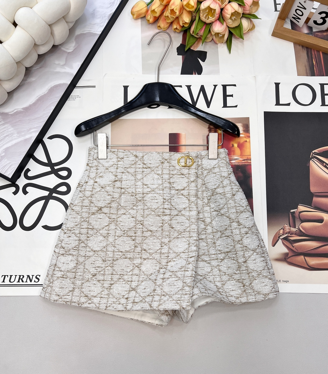 NO:694679,DIOR Platinum Series Princess Diana's Gold Thread Cannage Pattern Tweed Pants Skirt Classic Reconstruction, Elegant Rebirth Inspired by DIOR's iconic cannage pattern, the Platinum Series weaves luxurious gold threads into the tweed fabric to recreate the timeless elegance of Princess Diana's era. The suit design of the jacket and skirt outlines a delicate silhouette, and every stitch tells the craftsmanship of haute couture. The details are luxurious - Signature Cannage's iconic rhombus pattern is infused with gold details, and the low-key luxury flows under the sun -  Platinum color matching aesthetics, ivory white base tone and metallic luster collide, interpreting the modern temperament of a modern lady - the ingenious craftsmanship lining is made of real mulberry silk material, ensuring that every inch of skin can feel the haute couture treatment when wearing it. The button and zipper adjustment design is used, delicate and high-end. The overall fabric is full of graininess, adding a sense of layering to the style and full of ladylike temperament.  White with gold rhombus textured jacquard, the texture is dense and sinewy, and the three-dimensional A-line silhouette not only modifies the body shape, but also gives a smart rhythm to the steps. It is high-end and textured, exquisite CD embellishment, paired with an A-line skirt, DIOR platinum series - inheriting the classics, continuing to write an elegant chapter. Three standards are complete, two colors are shipped in large quantities. Size sml code, dior, skirts, jackets & coats,19860909DIOR 白金系列戴妃金线藤格纹粗花呢裤裙 经典重塑,优雅新生 以DIOR标志性藤格纹为灵感,白金系列将奢华金线织入粗花呢面料,重现戴妃时代的永恒优雅.外套与半裙的套装设计,勾勒出精致轮廓,每一针线皆诉说着高级定制的匠心.  细节之处,尽显华贵 - Signature藤格纹标志性菱格纹路注入金丝细节,阳光下流转低调奢华  - 白金配色美学象牙白底调与金属光泽碰撞,诠释现代名媛的摩登气质  - 匠心工艺内衬采用真桑蚕丝材质,确保穿着时每一寸肌肤都能感受高定待遇  沿用纽扣拉链调节设计处理 细腻高级 整体面料颗粒感十足 增添造型层次感 名媛气质十足 白色配金色菱格调肌理感提花,质地密实有筋骨,立体剪裁的A字廓形,既修饰身形,又赋予步履间的灵动韵律. 高级又有质感,精致CD点缀,搭配A字半裙, DIOR白金系列——传承经典,续写优雅篇章.三标齐全,两色大货出 尺码sml 编码,,dior,skirts,jackets & coats,,Women's clothing