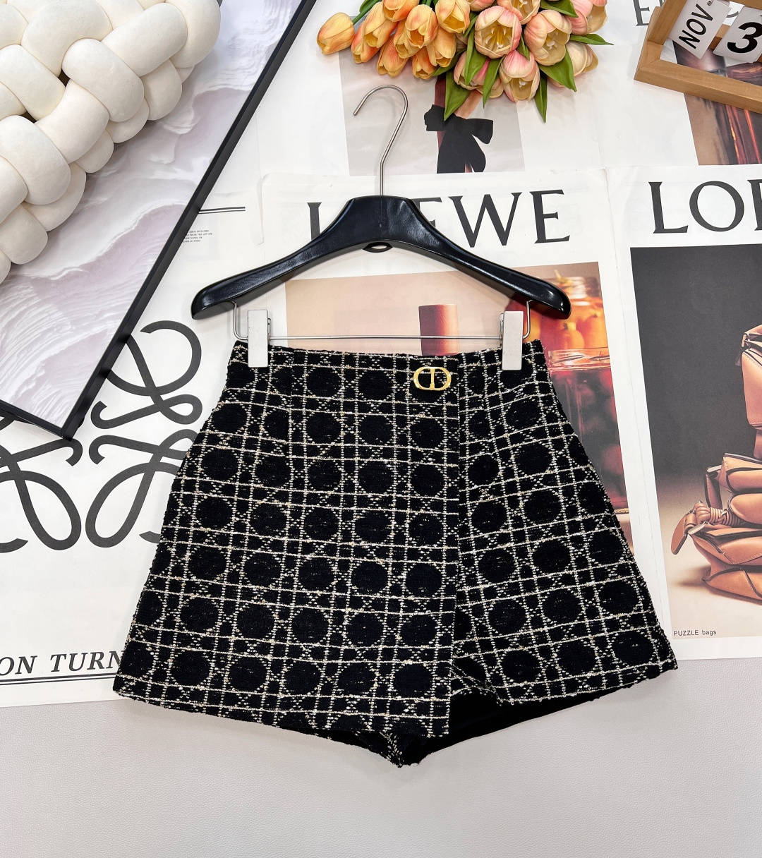 NO:694667,DIOR Platinum Series Princess Diana's Gold Thread Cannage Pattern Tweed Pants Skirt Classic Reconstruction, Elegant Rebirth Inspired by DIOR's iconic cannage pattern, the Platinum Series weaves luxurious gold threads into the tweed fabric to recreate the timeless elegance of Princess Diana's era. The suit design of the jacket and skirt outlines a delicate silhouette, and every stitch tells the craftsmanship of haute couture. The details are luxurious - Signature Cannage's iconic rhombus pattern is infused with gold details, and the low-key luxury flows under the sun -  Platinum color matching aesthetics, ivory white base tone and metallic luster collide, interpreting the modern temperament of a modern lady - the ingenious craftsmanship lining is made of real mulberry silk material, ensuring that every inch of skin can feel the haute couture treatment when wearing it. The button and zipper adjustment design is used, delicate and high-end. The overall fabric is full of graininess, adding a sense of layering to the style and full of ladylike temperament.  White with gold rhombus textured jacquard, the texture is dense and sinewy, and the three-dimensional A-line silhouette not only modifies the body shape, but also gives a smart rhythm to the steps. It is high-end and textured, exquisite CD embellishment, paired with an A-line skirt, DIOR platinum series - inheriting the classics, continuing to write an elegant chapter. Three standards are complete, two colors are shipped in large quantities. Size sml code, dior, skirts, jackets & coats,19860909DIOR 白金系列戴妃金线藤格纹粗花呢裤裙 经典重塑,优雅新生 以DIOR标志性藤格纹为灵感,白金系列将奢华金线织入粗花呢面料,重现戴妃时代的永恒优雅.外套与半裙的套装设计,勾勒出精致轮廓,每一针线皆诉说着高级定制的匠心.  细节之处,尽显华贵 - Signature藤格纹标志性菱格纹路注入金丝细节,阳光下流转低调奢华  - 白金配色美学象牙白底调与金属光泽碰撞,诠释现代名媛的摩登气质  - 匠心工艺内衬采用真桑蚕丝材质,确保穿着时每一寸肌肤都能感受高定待遇  沿用纽扣拉链调节设计处理 细腻高级 整体面料颗粒感十足 增添造型层次感 名媛气质十足 白色配金色菱格调肌理感提花,质地密实有筋骨,立体剪裁的A字廓形,既修饰身形,又赋予步履间的灵动韵律. 高级又有质感,精致CD点缀,搭配A字半裙, DIOR白金系列——传承经典,续写优雅篇章.三标齐全,两色大货出 尺码sml 编码,,dior,skirts,jackets & coats,,Women's clothing