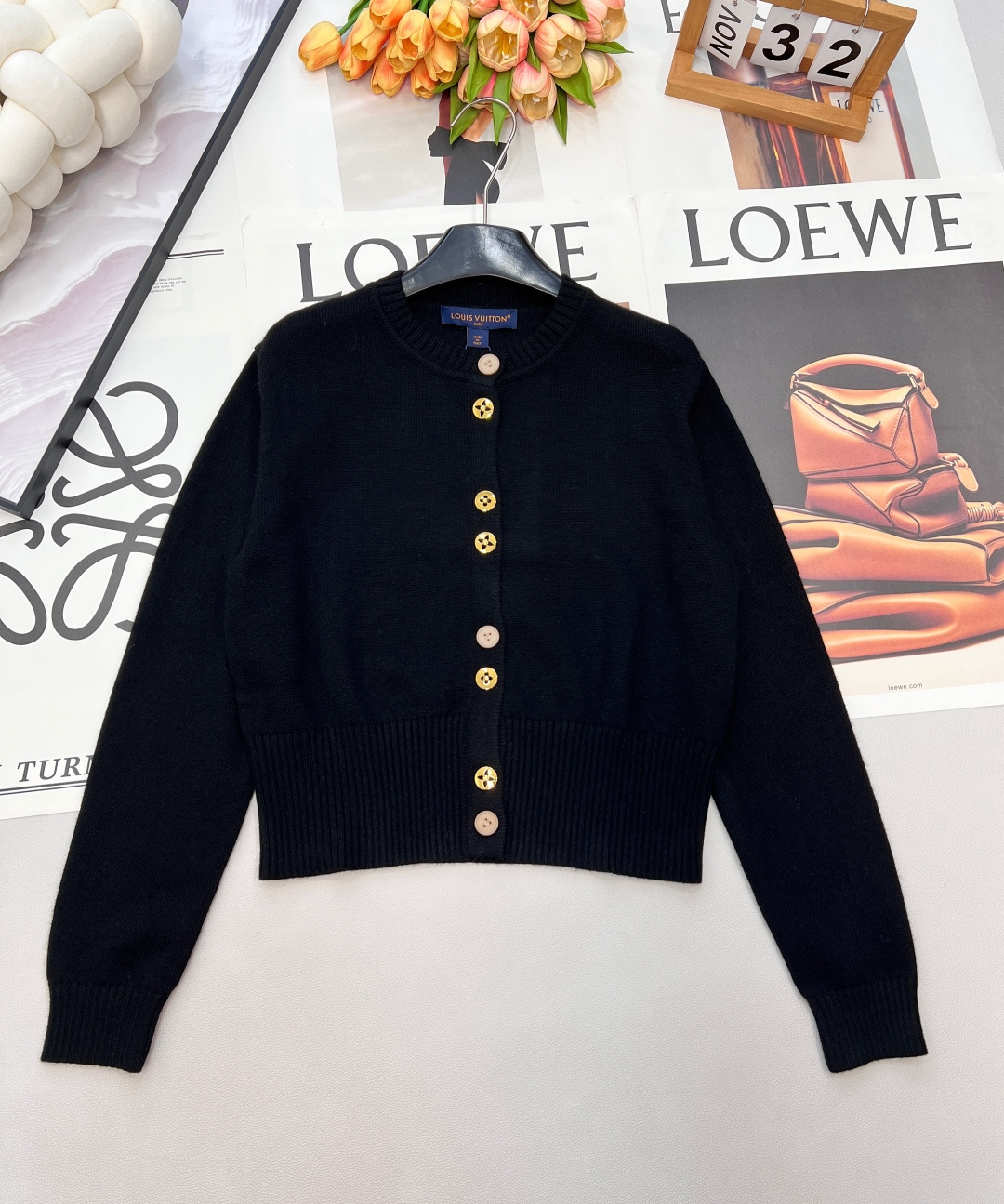 NO:694632,Louis  vuitton2026 new buttoned knitted cardigan, customized YB wool yarn weaving, dense fine knitting, clear wooly texture, comfortable and skin-friendly, round neck long-sleeved knitted cardigan cut, red and black contrasting colors are so heartbreaking, red and hot  Yang, the classic black color is calm and elegant, with metal buttons embellished with brand details. The regular version is neat and proportional. Whether worn alone or layered, it can bring out the light and luxurious atmosphere. It is the perfect finishing touch for the autumn and winter wardrobe and makes the outfit fashionable. Customized fabrics and accessories  ,Three standards are complete, two colors are shipped in bulk, size sml code, louis vuitton,19860909Louis vuitton2026新款襟扣针织开衫,定制YB羊毛纱线织造,密度细针织造,清晰毛感肌理,舒适亲肤,圆领长袖针织开衫剪裁,红黑撞色太戳心巴了,正红热烈张扬,经典黑沉稳大气,金属纽扣缀着品牌细节,常规版型利落又显比例,不管单穿还是内搭,都能把轻奢氛围感拉满,妥妥的秋冬衣橱点睛之笔,穿搭洋气时髦.定制面辅料 ,三标齐全,两色大货出 尺码sml 编码,,louis vuitton,,Women's clothing