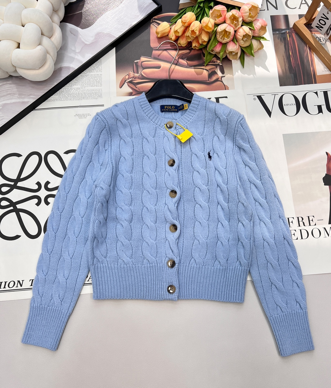 NO:695097,Ralph Lauren Classic Pony Embroidered Twist Cardigan This year, Ralph's popularity has deepened with the deepening of retro, and it has become the most crazily collected brand among vintage enthusiasts!  !  Classic hit!  !  It is a hit in the entire entertainment industry~ Once again, Rafe was snapped up like crazy and couldn’t help but buy it. The ‘King of Out of Stock’ in street photography!  The cuffs and hem are all in one piece, and the collar and embroidery are made of fine crochet. The fit of the upper body is particularly good!  The texture of wool blend is soft and waxy to the touch. The thickness is visible to the naked eye. It is very soft for daily use and has a very photogenic atmosphere!  10 colors, size smlXL, coding, loro piana,19860909Ralph Lauren拉夫劳伦经典小马刺绣麻花开衫 今年拉夫的知名度随着复古的深入,成为古着爱好者最疯狂收藏的品牌！！经典爆款！！火爆整个娱乐圈儿～又是一次被疯抢的拉夫 根本忍不住买它啊 街拍的‘断货王’！ 一体成型的袖口和下摆～领子和绣楼都是细钩针 上身服帖度特别好！羊毛混纺质地 手感软软糯糯的 肉眼可见的厚度 日常很柔和 上镜很有氛围感！10色出 尺码smlXL 编码,,loro piana,,Women's clothing