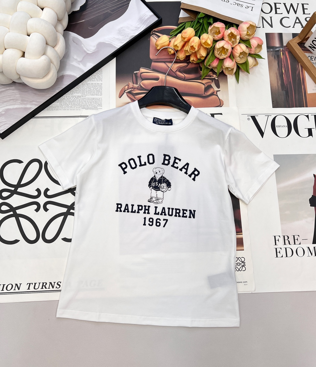 NO:695075,Ralph Lauren26 new spring and summer RL bear letter print American retro college style casual short-sleeved T-shirt. A T-shirt with a really youthful college style. The letter bear print design has a very American retro feel. It is very age-reducing and versatile. It looks great with white casual pants or jeans!  The pattern is slim but not close-fitting, covering the flesh and making you look slimmer. The length of the sleeves is also very good, which can cover the flesh of the arms!  Coupled with the three-dimensional cut of the shoulders, it is a perfect match!  97% cotton 3% spandex, pure cotton texture with a small amount of elasticity, smooth and delicate touch, more breathable and comfortable to wear!  All three standards are complete, and the goods will be shipped in large quantities!  Size smlXL coding,,loro piana,jeans,T-shirt,tees,t-shirt,19860909Ralph Lauren26春夏新款RL小熊字母印花美式复古学院风休闲短袖T恤 真的很青春学院风的一款T恤,字母小熊印花设计,很美式复古的感觉,很减龄又百搭,随便搭配白色的休闲裤或者牛仔裤就很好看！ 版型是修身但不贴身的,很遮肉显瘦,袖子的长度也很好,可以遮住手臂的拜拜肉！加上正肩立体的剪裁,妥妥的搭配神器！ 97的棉3的氨纶,纯棉的质感带少量的弹力,顺滑细腻的触感,穿起来更透气舒服！三标齐全,大货出！ 尺码smlXL 编码,,loro piana,jeans,T-shirt,tees，t-shirt,,Women's clothing