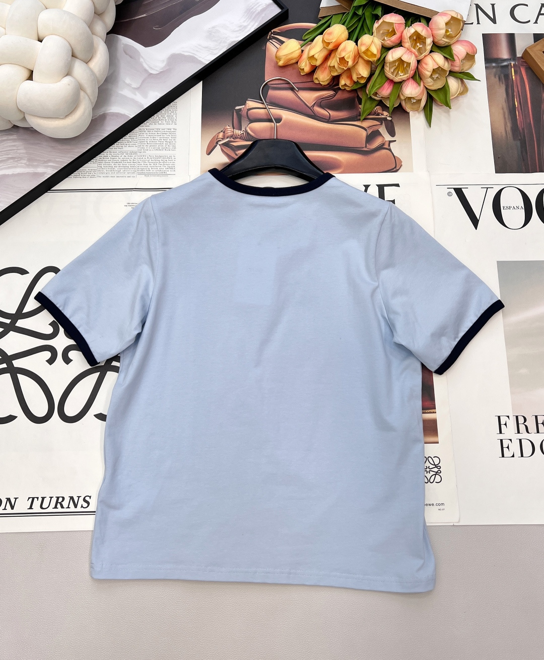 🆕CELINE春夏新款小清新天蓝色撞色包边简约刺绣短袖T恤▪️一眼就相中的款式，淡淡的浅蓝色搭配深蓝色包