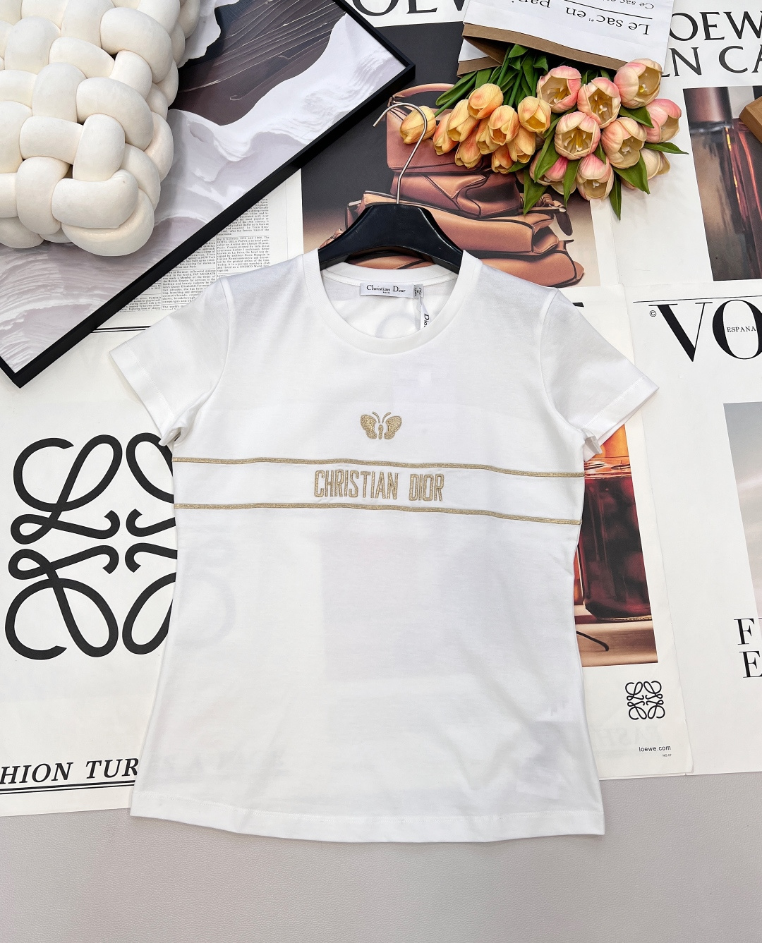 NO:695099,DIOR gold glitter butterfly embroidered short-sleeved T-shirt, butterflies are a symbol of freedom and beauty. Small golden butterflies sparkle and dance gracefully. It is carefully made of white cotton jersey fabric to highlight the early spring butterfly theme. The front is decorated with yarn-dyed logo embroidery and butterfly patterns. It can be matched with various outfits in each season to create an exquisite look. A slim-fitting tee with a versatile temperament. A noble daughter will fall in love with the gentle white moonlight at first sight!  Three standard complete, large shipments, sizes sml, dior, T-shirt, tees, t-shirt,19860909DIOR 金色闪粉蝴蝶刺绣短袖T恤,蝴蝶是自由 美丽的象征 金色的小蝴蝶闪烁着光芒 翩翩起舞 ,精心制作白色棉质平纹针织面料 突显早春蝴蝶主题 正面饰以色织标志刺绣和蝴蝶图案 可与各季节的各式装扮搭配 打造精致的造型 气质百搭的修身款tee 贵气千金穿搭温柔白月光一眼就爱上的款！三标齐全大货出 尺码sml 编,,dior,T-shirt,tees，t-shirt,,Women's clothing