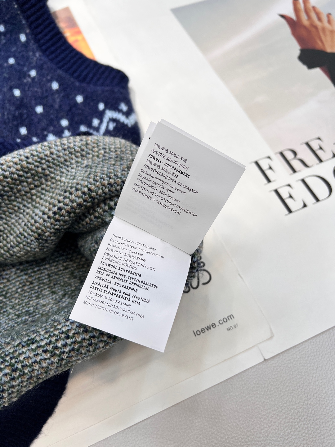 🆕MIU MIU 2026新款V领无袖针织背心，把复古浪漫与新年仪式感狠狠拿捏！雪花点纹错落交织，为衣身