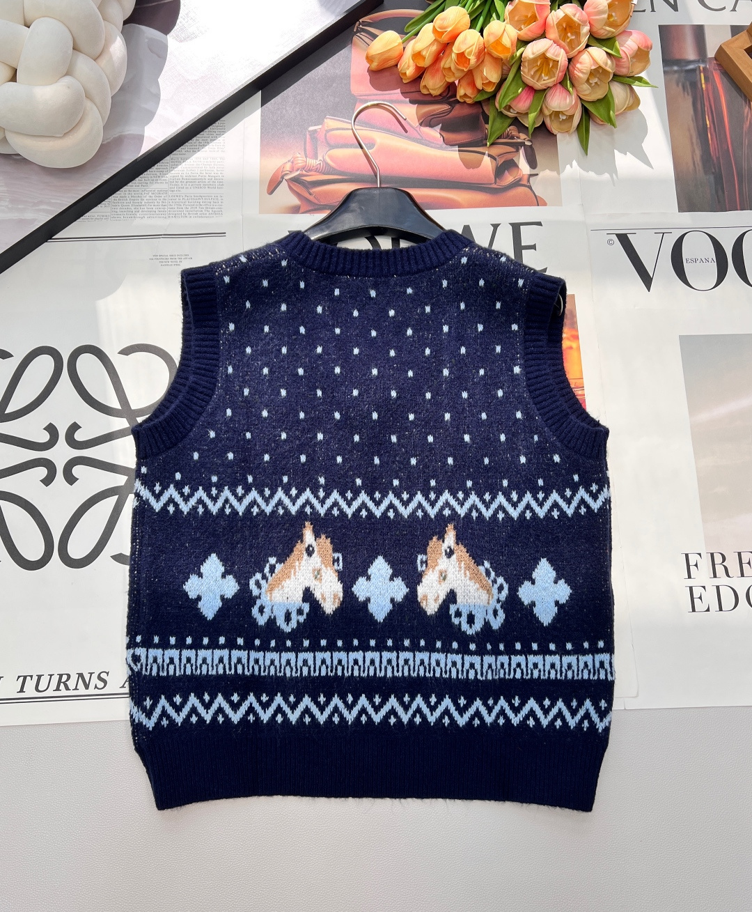🆕MIU MIU 2026新款V领无袖针织背心，把复古浪漫与新年仪式感狠狠拿捏！雪花点纹错落交织，为衣身