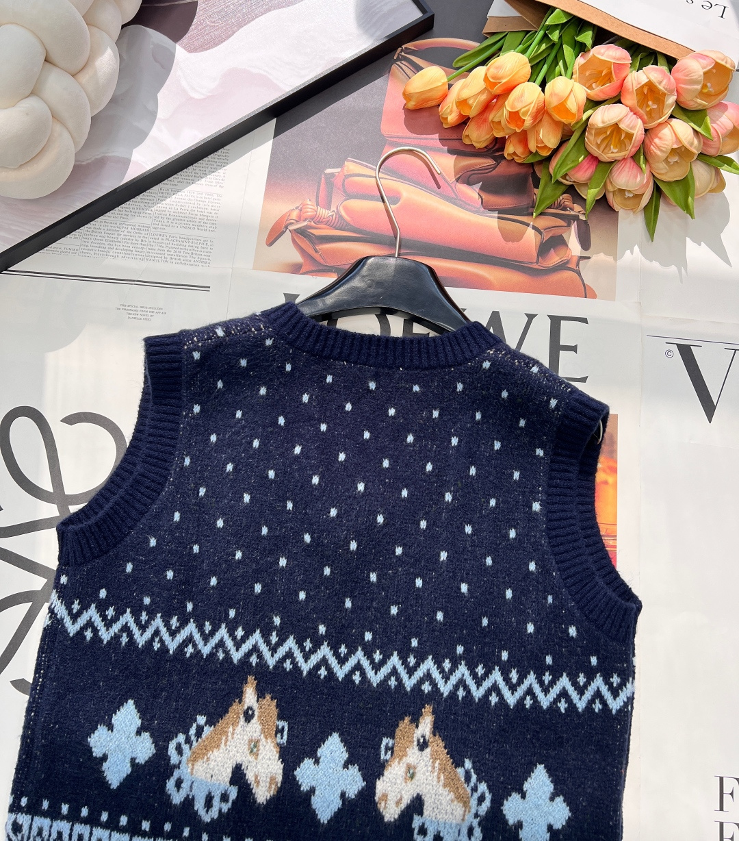 🆕MIU MIU 2026新款V领无袖针织背心，把复古浪漫与新年仪式感狠狠拿捏！雪花点纹错落交织，为衣身
