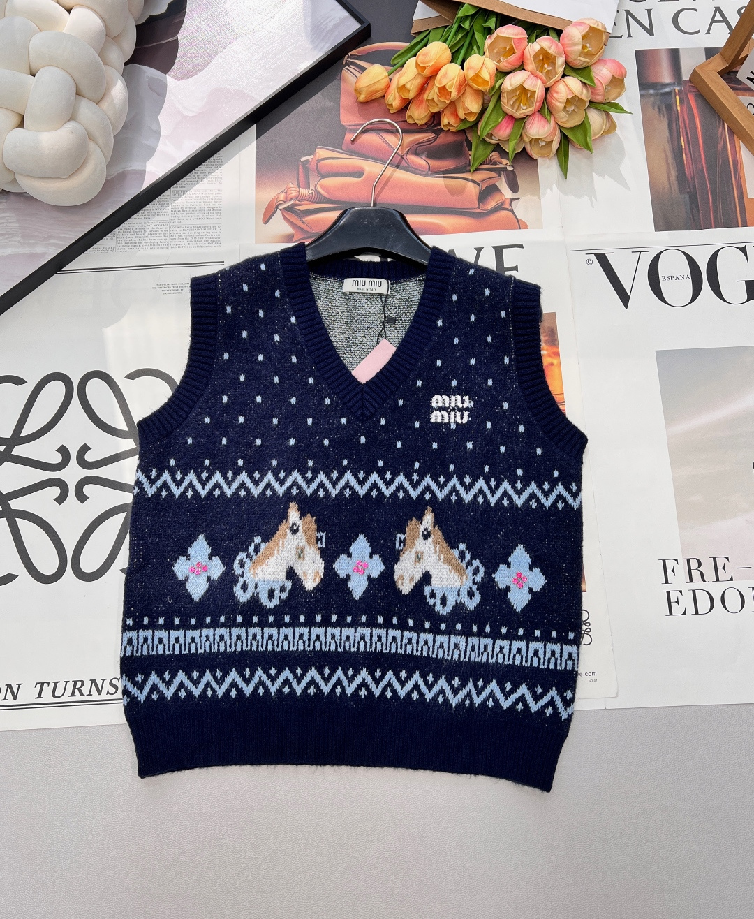 NO:695088,MIU MIU 2026 new V-neck sleeveless knitted vest perfectly combines retro romance and New Year's ritual feeling!  The snowflake dots are scattered and intertwined, creating a hazy texture beauty for the body of the garment; the three-dimensional pony jacquard is fresh and flexible, and paired with the retro pattern of rhombus zigzag patterns, perfectly blending the fairy tale atmosphere with modern accents.  The navy blue model is calm and elegant, with a cool and noble air. It can be worn with shirts and bottoming shirts every day to give a lazy and high-end feel; the red model is warm and bright, which is the finishing touch of New Year's wear. The upper body will instantly fill the festive atmosphere, whether it is visiting relatives.  It is an eye-catching tool for friends or gatherings. The soft and waxy knitted fabric is skin-friendly and comfortable, and the V-neck tailoring modifies the neck line, making it easy to create a sweet and cool winter look. Wear it in the New Year, and the atmosphere will directly reach the three standards. It is shipped in large quantities.  Size sml code M,,miumiu,shirts,19860909MIU MIU 2026新款V领无袖针织背心,把复古浪漫与新年仪式感狠狠拿捏！雪花点纹错落交织,为衣身晕开朦胧的肌理美感；立体小马提花鲜活灵动,搭配菱格锯齿纹的复古纹样,将童话氛围与摩登腔调完美融合. 藏青款沉稳雅致,自带清冷贵气,日常搭衬衫、打底衫都能穿出慵懒高级感；正红款热烈明艳,是新年穿搭的点睛之笔,上身瞬间拉满节日氛围,不管是走亲访友还是聚会出片,都是吸睛利器.软糯针织面料亲肤舒适,V领剪裁修饰脖颈线条,轻松打造甜酷兼具的冬日造型,新年穿它,氛围感直接拉满三标齐全,大货出 尺码sml 编码M,,miumiu,shirts,,Women's clothing